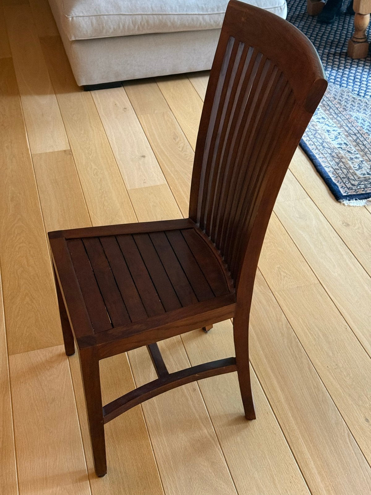 8 nette houten eetkamerstoelen