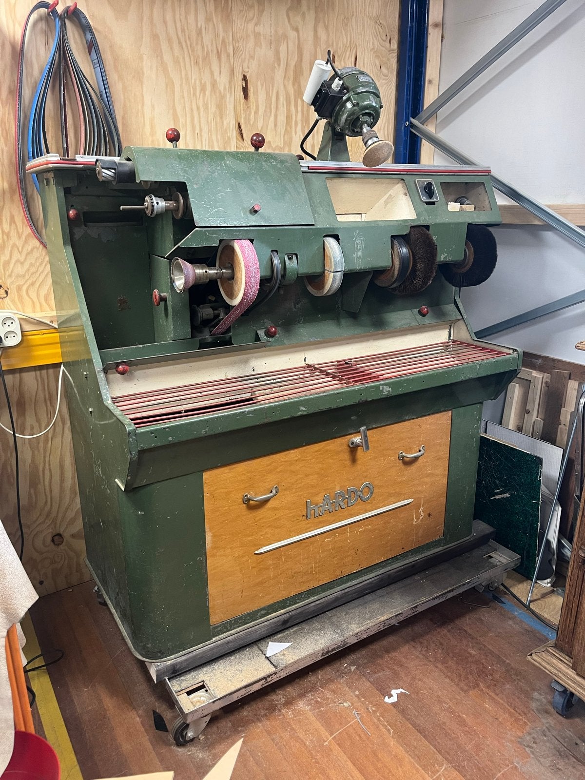 Hardo schoenpoetsmachine met afzuiging, op wielen, Ophalen, Gebruikt