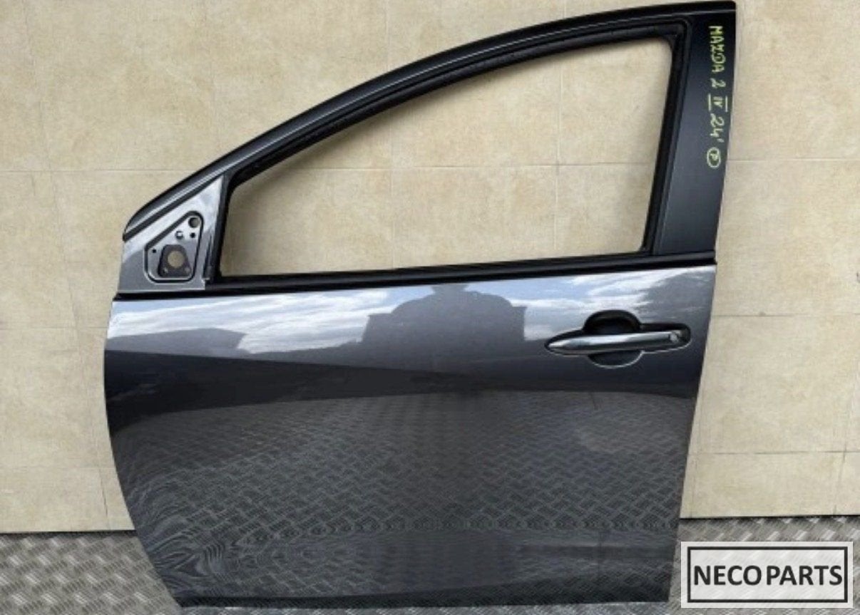 MAZDA 2 IV  PORTIER DEUR LINKS ORIGINEEL ALLES LEVERBAAR!!!, Gebruikt, -, Ophalen of Verzenden, Mazda
