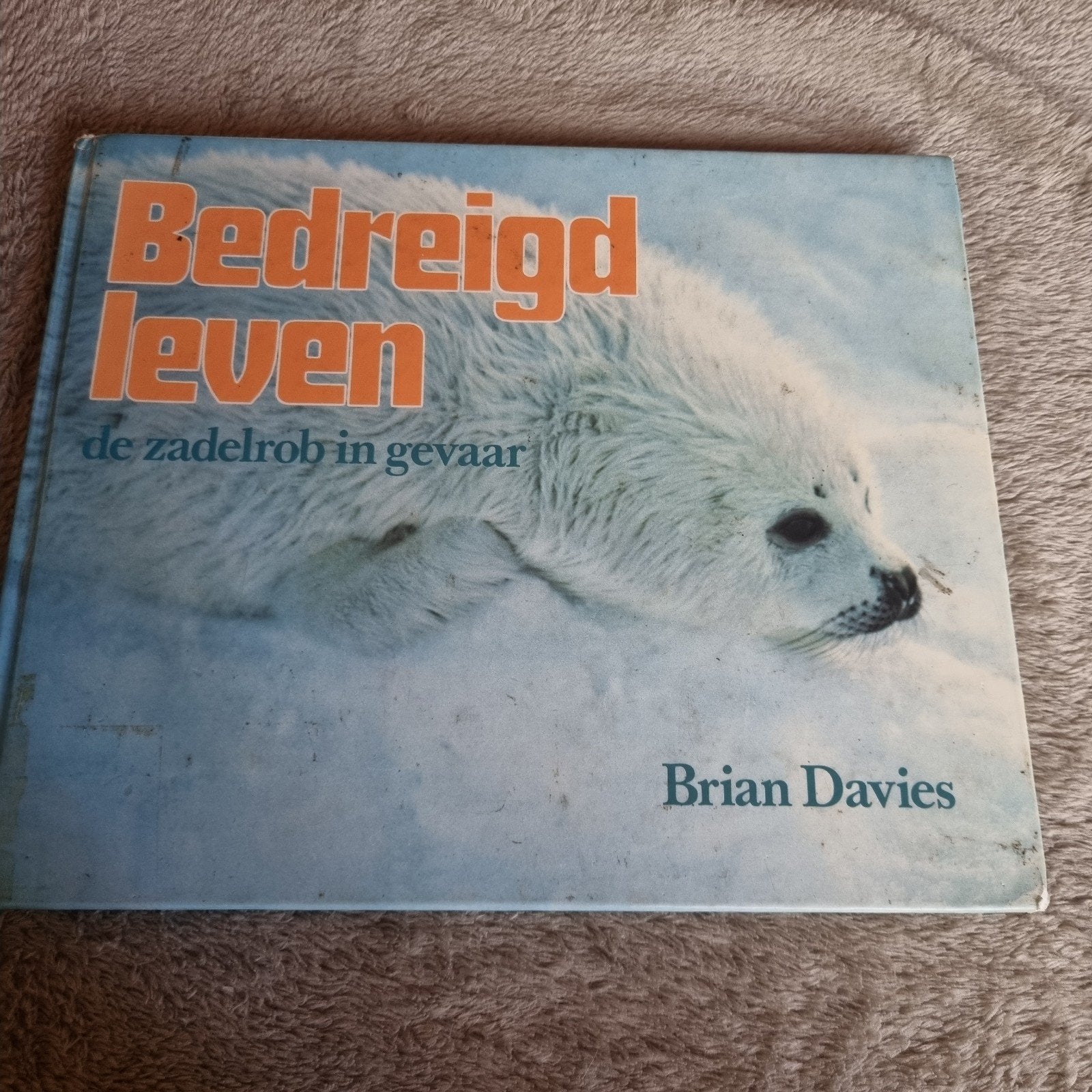 Bedreigd Leven: De Zadelrob in Gevaar - Brian Davies, Boeken, Ophalen of Verzenden, Gelezen, Overige onderwerpen, Brian Davies