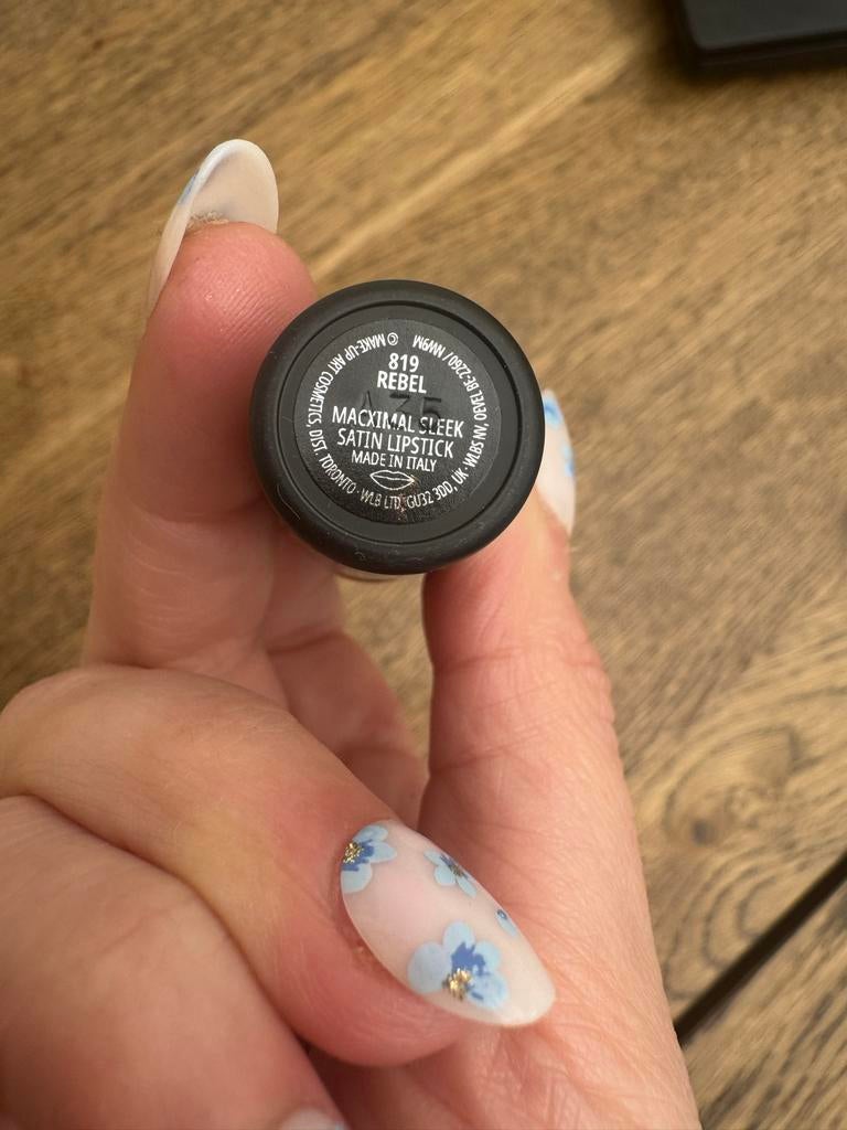 MAC Maximal Sleek Satin Lipstick - 819 Rebel, Lippen, Paars, Ophalen of Verzenden, Zo goed als nieuw