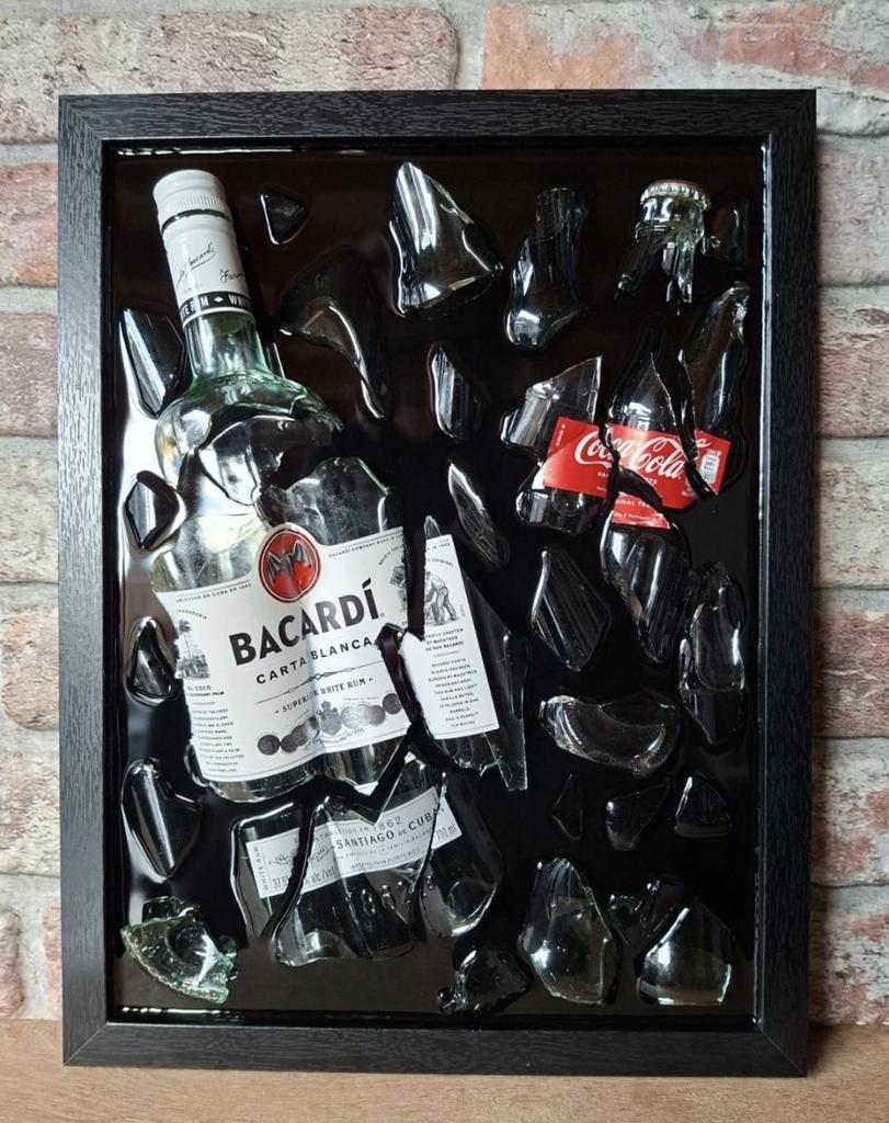 Bacardi en cola flesje verwerkt in een lijst met Epoxy, Antiek en Kunst, Ophalen of Verzenden