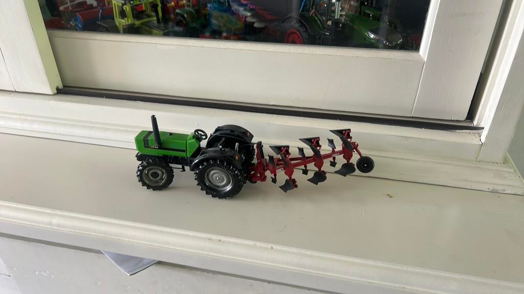 Replica argi 1:32 case ih ploeg met deutz Britains, Ophalen of Verzenden, Zo goed als nieuw, Tractor of Landbouw, Britains