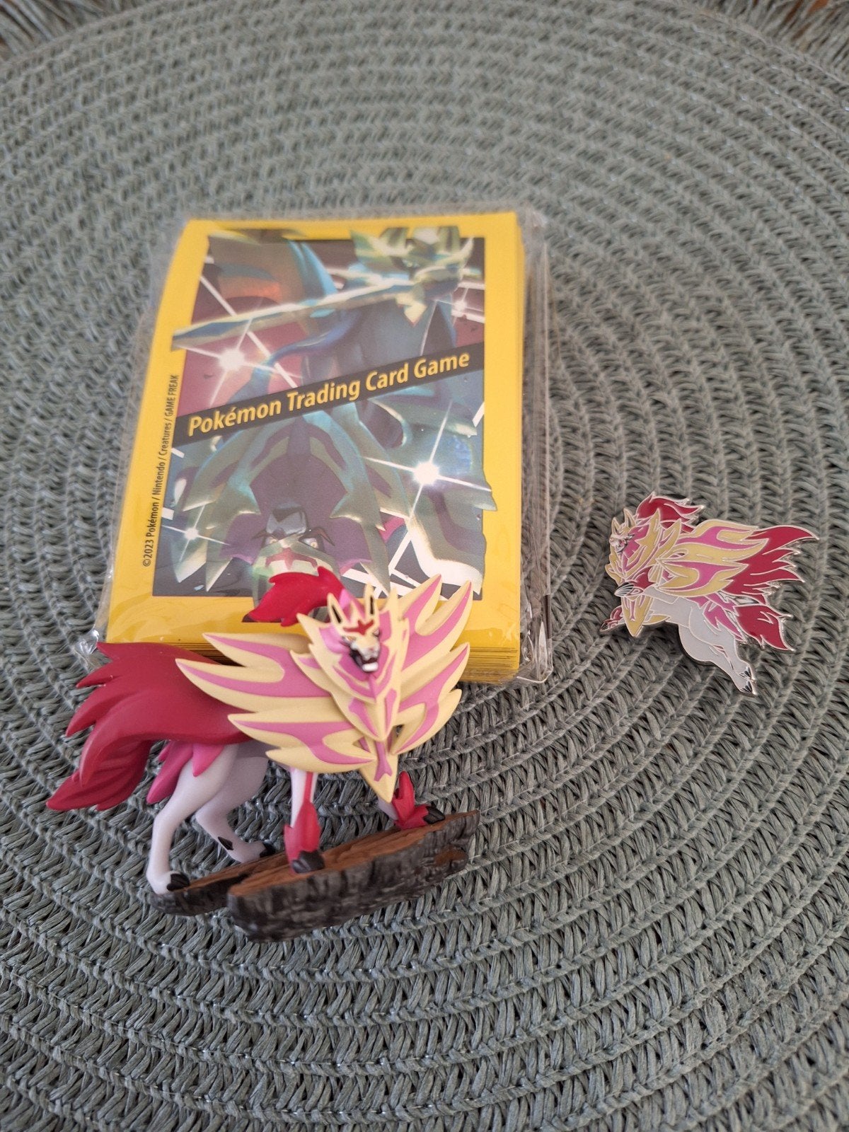 Pokémon Zamazente figure, pin en hoesjes., Ophalen of Verzenden, Nieuw