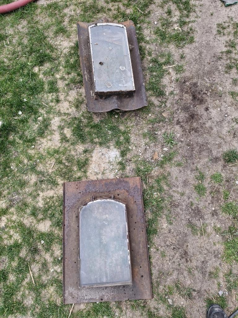 Twee oude dakramen van een boerderij, Doe-het-zelf en Verbouw, Dakpannen en Dakbedekking, Ophalen, Gebruikt, Steen of Klei, Overige typen