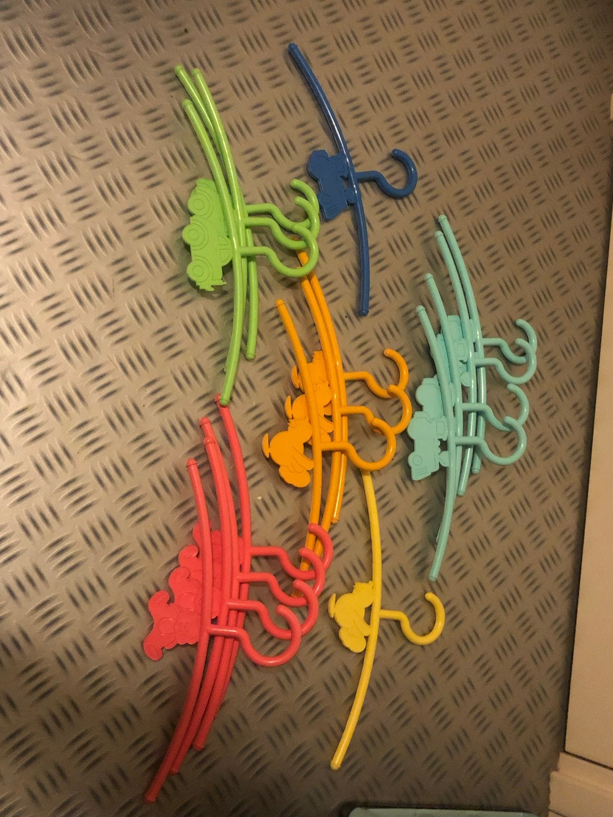 Set van 15 kleurrijke kinderhangers met dieren en voertuigen, Verzenden, Gebruikt, Kunststof, Kinderen