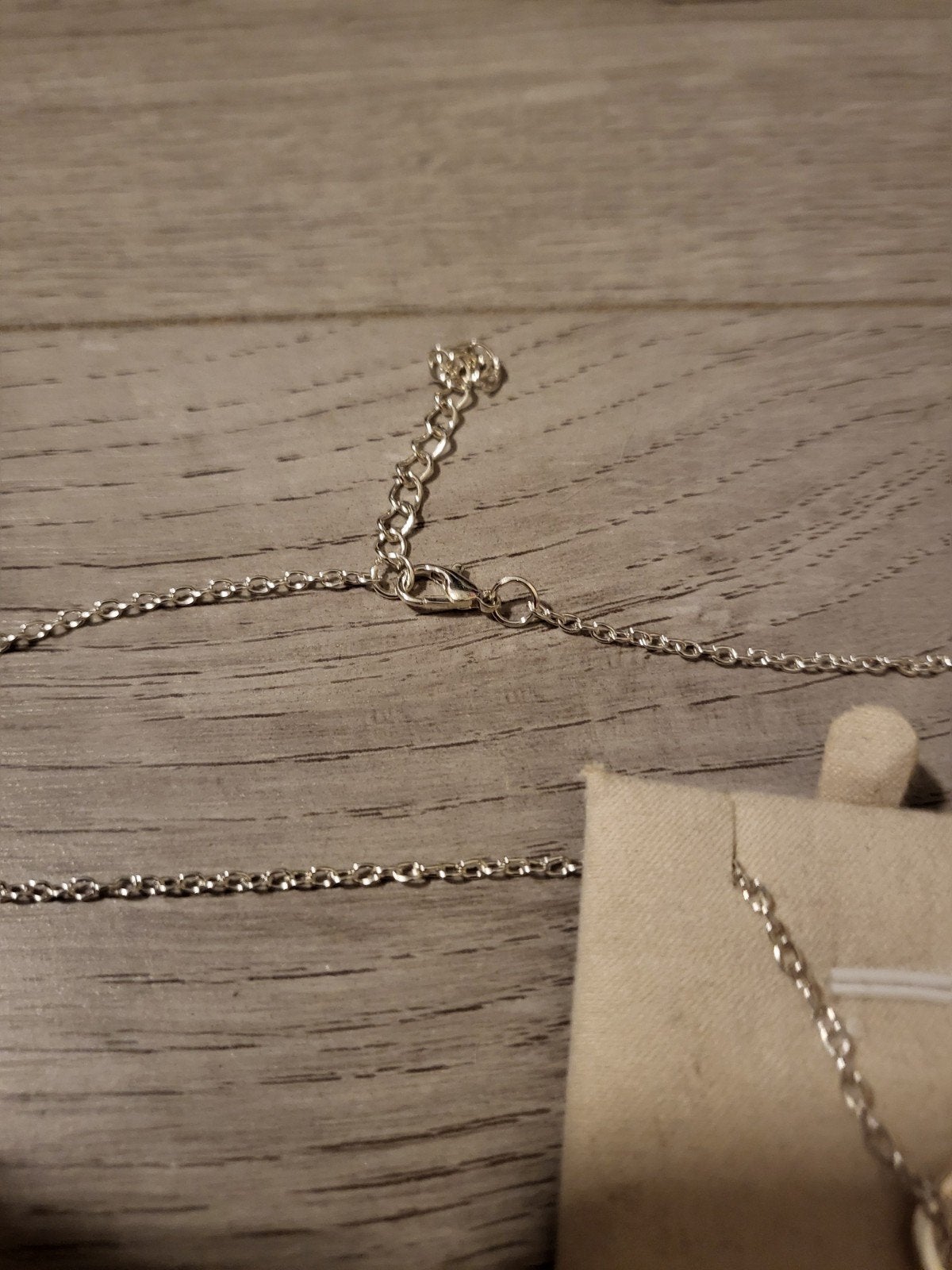 Nieuwe zilverkleurige ketting met kruis en infinity teken, Overige materialen, Verstelbaar, Nieuw, Ophalen of Verzenden