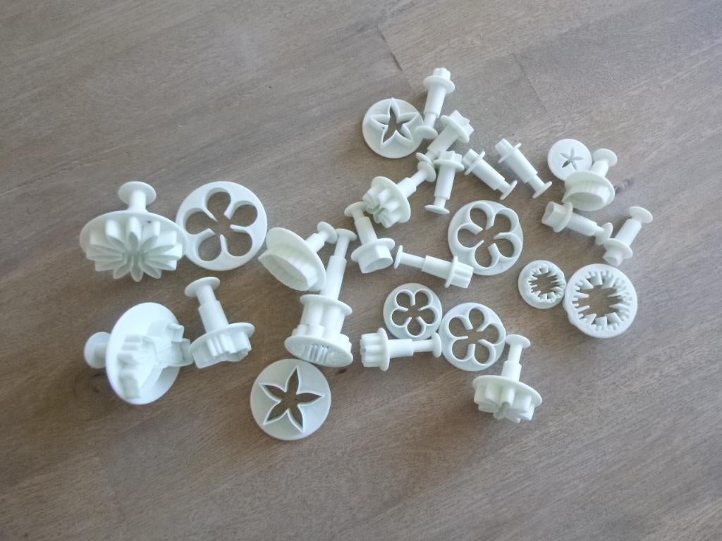28 uitsteek vormen/mal  vlinder/bloem/blaadje etc., Ophalen of Verzenden, Zo goed als nieuw