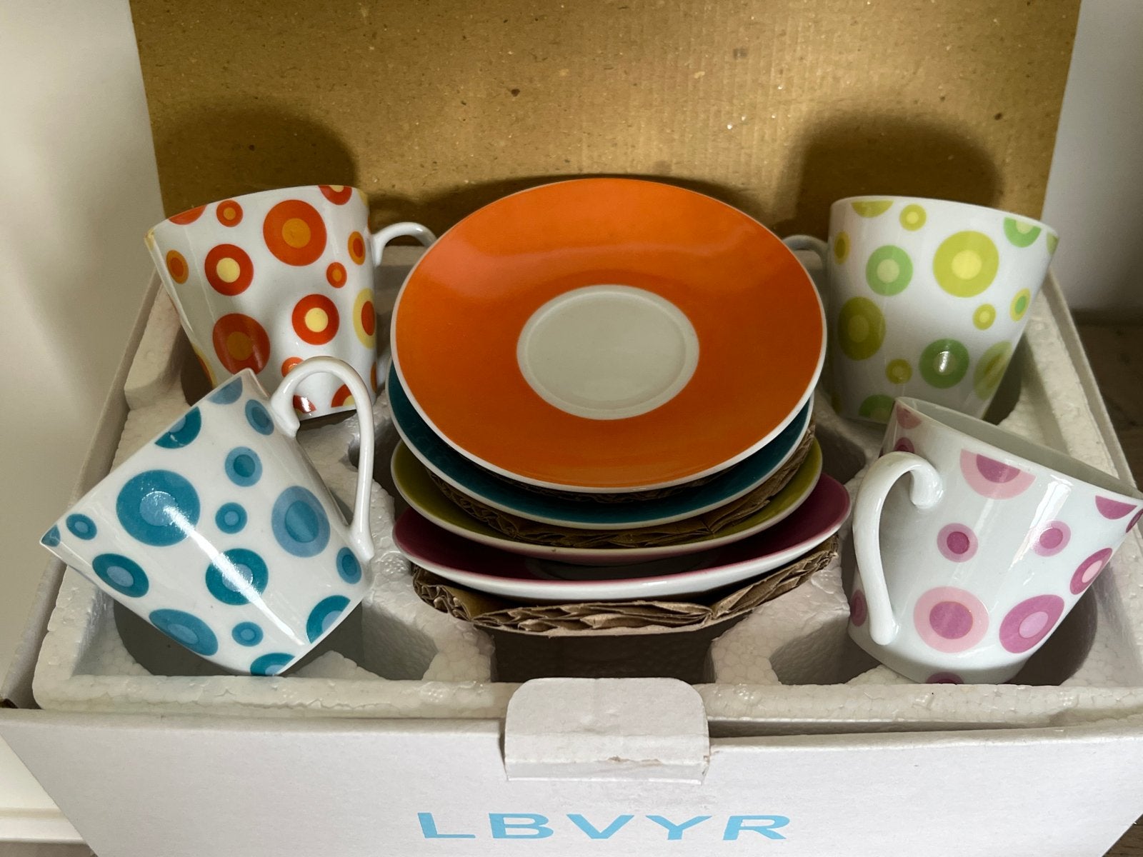 LBVYR Koffiekopjes met schotels - 4 stuks, kleurrijk design, Overige merken, Keramiek, Ophalen of Verzenden, Zo goed als nieuw