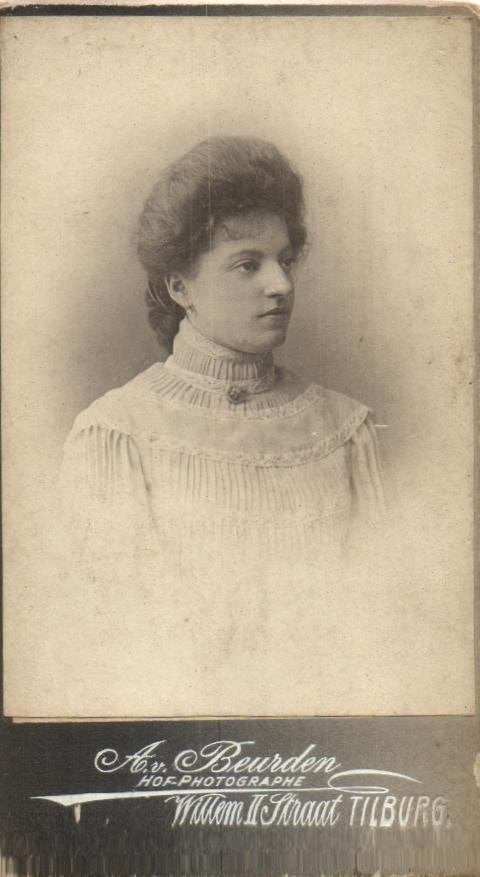 CDV - A van Beurden - Willem II Straat - Tilburg, Gebruikt, Verzenden, Foto, Klederdracht