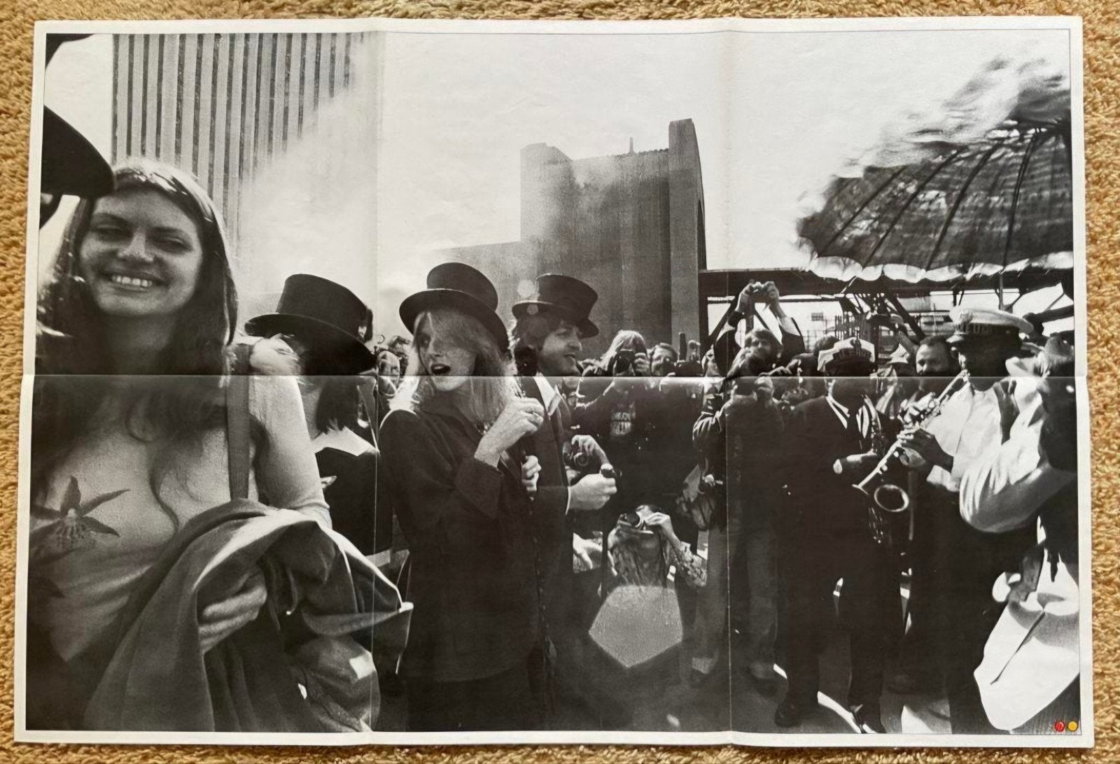 WINGS / PAUL McCARTNEY Poster B/W jaren 70 - THE BEATLES, Ophalen of Verzenden, Zo goed als nieuw, Poster, Artwork of Schilderij