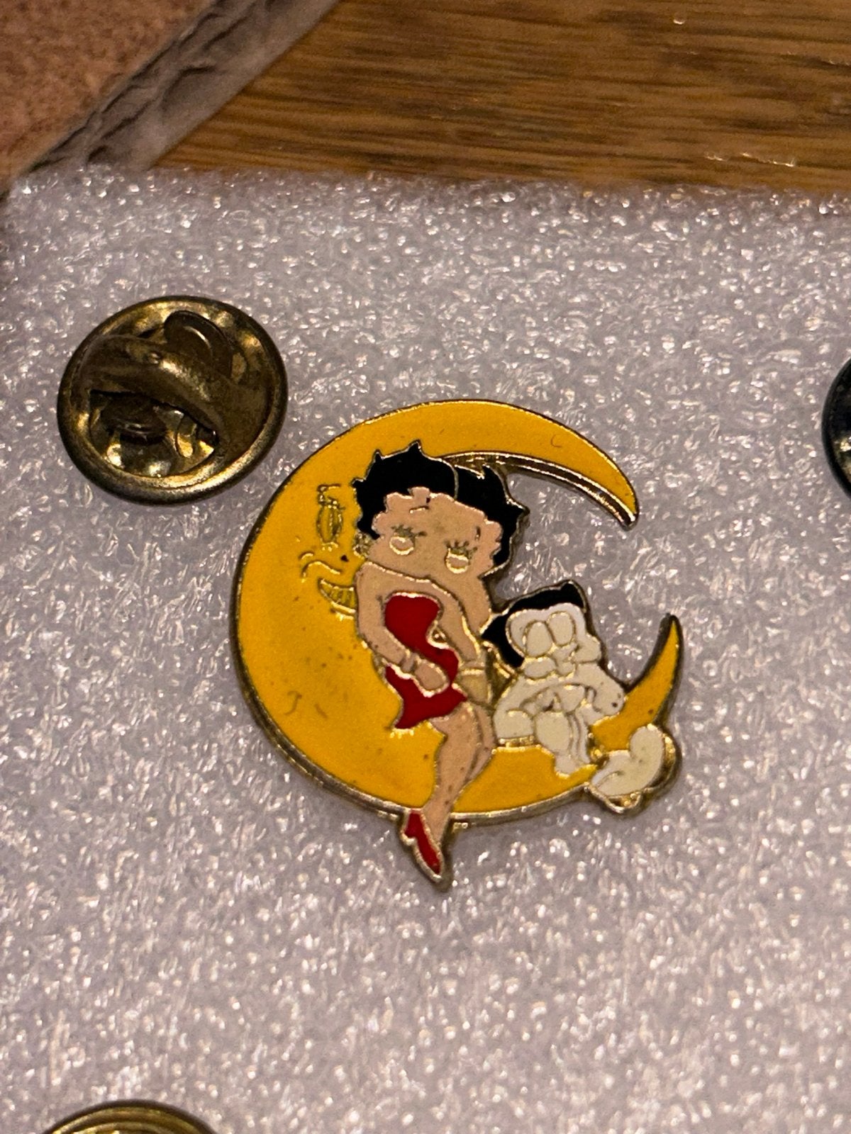 Vintage Betty Boop op Maan pin, Ophalen of Verzenden, Gebruikt, Figuurtje, Speldje of Pin
