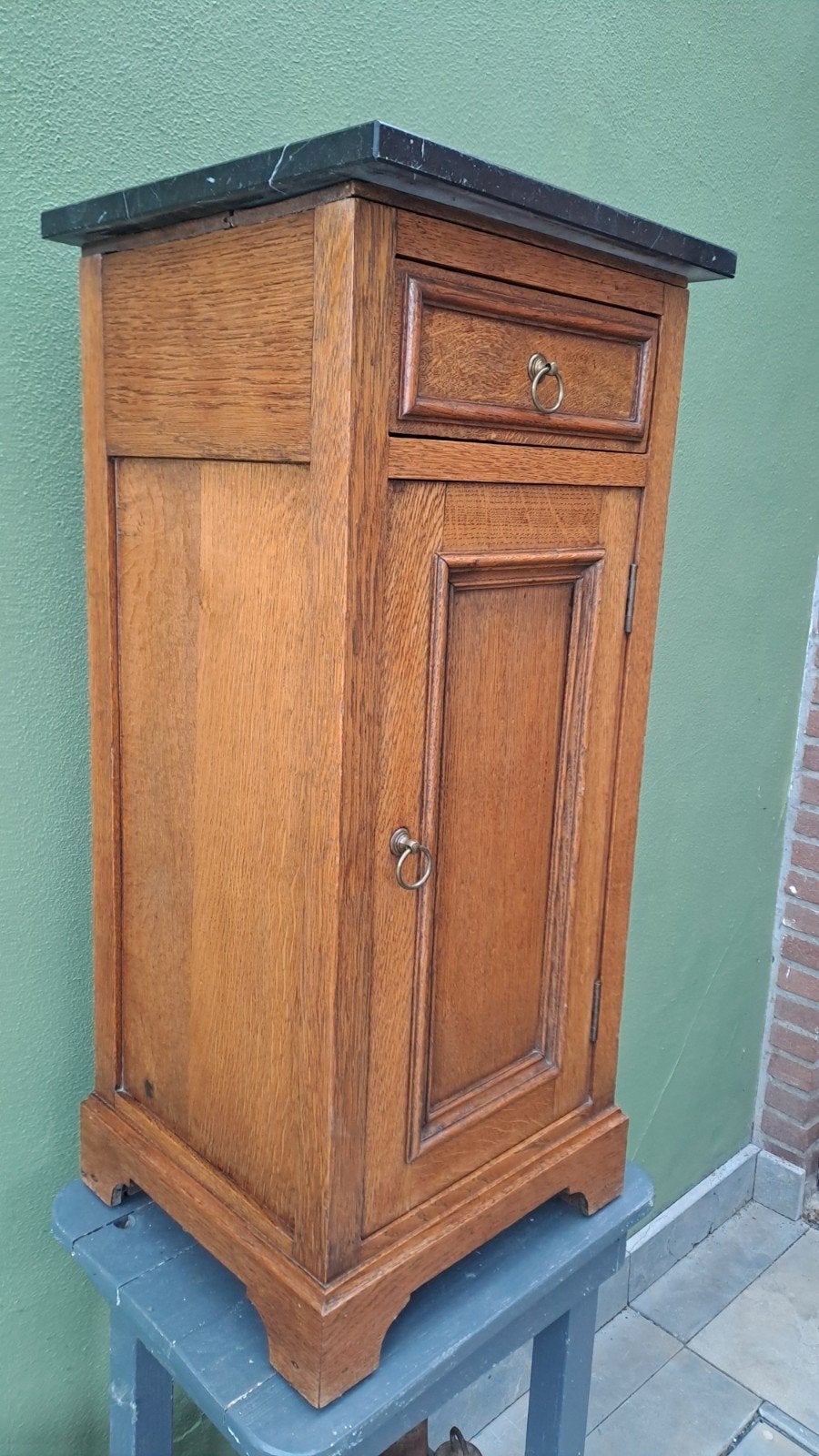 Antiek eiken nachtkastje met marmeren blad 83 cm, Ophalen