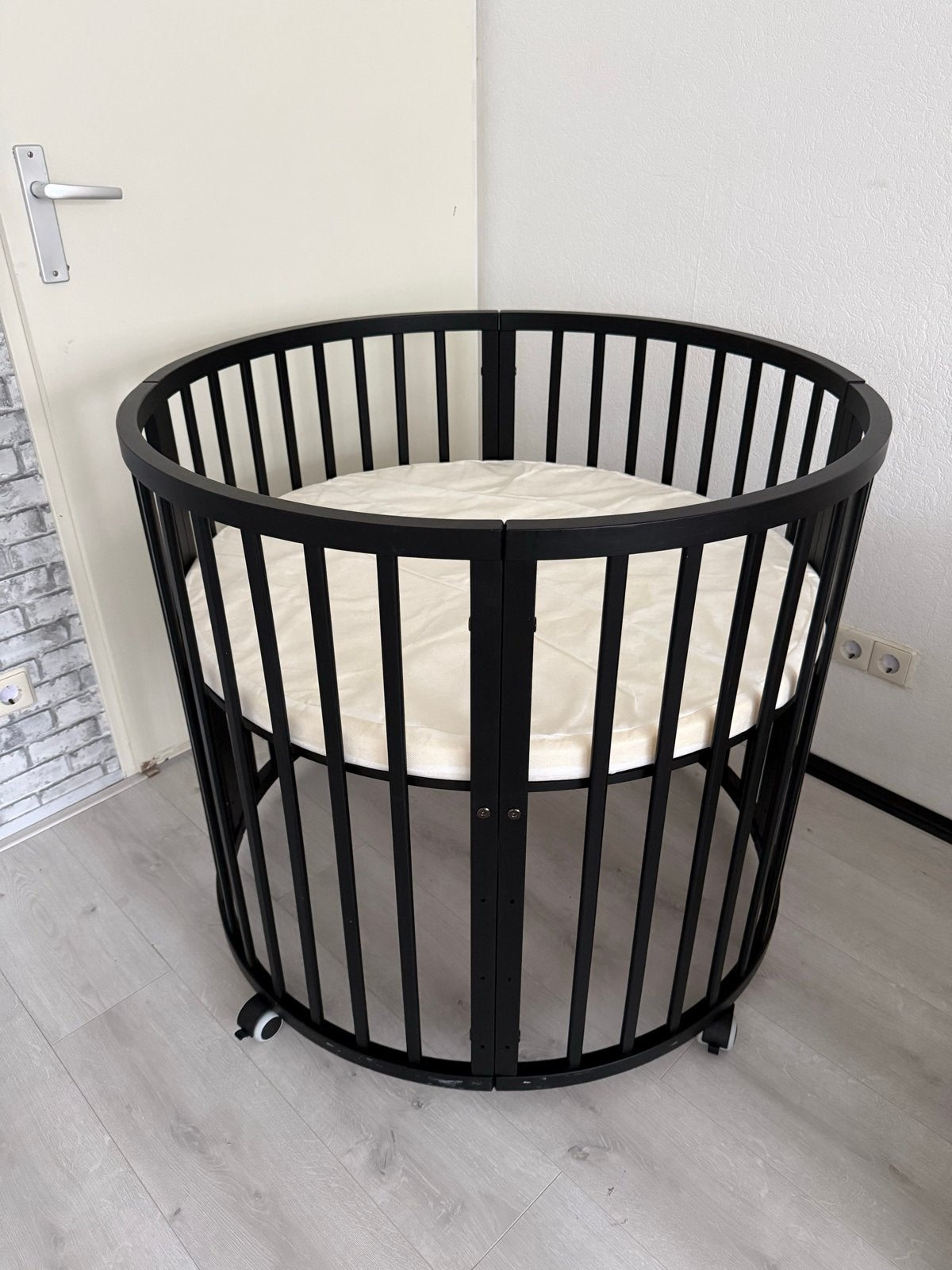 Ronde babybox met wieltjes en verstelbare bodem, Kinderen en Baby's, Boxen, Ophalen of Verzenden, Zo goed als nieuw, Rond, In hoogte verstelbaar