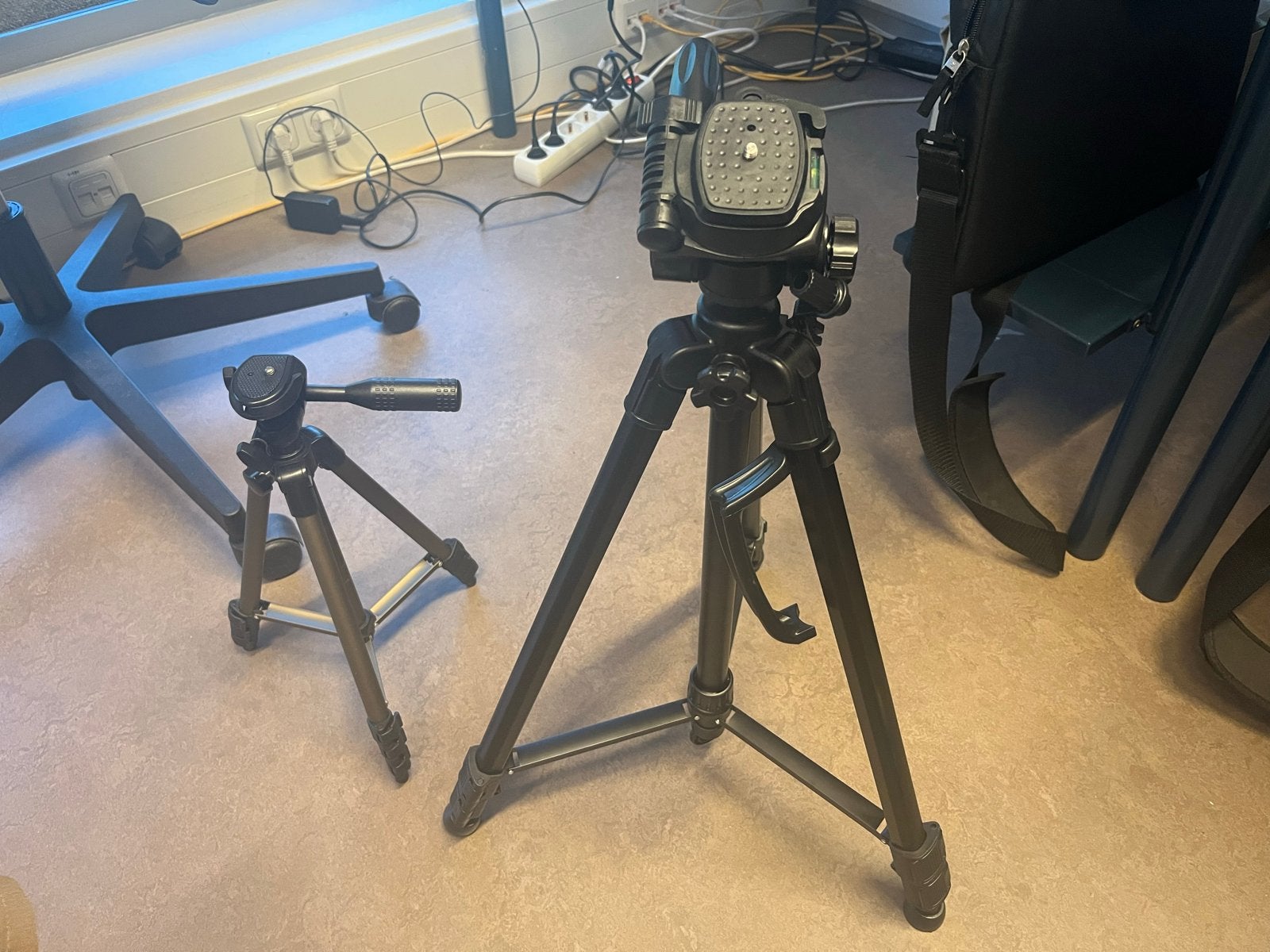 Twee camerastatieven: Carat Electronics en Hama Star 05, Audio, Tv en Foto, Gebruikt, 125 cm of minder, Met waterpas, Hama