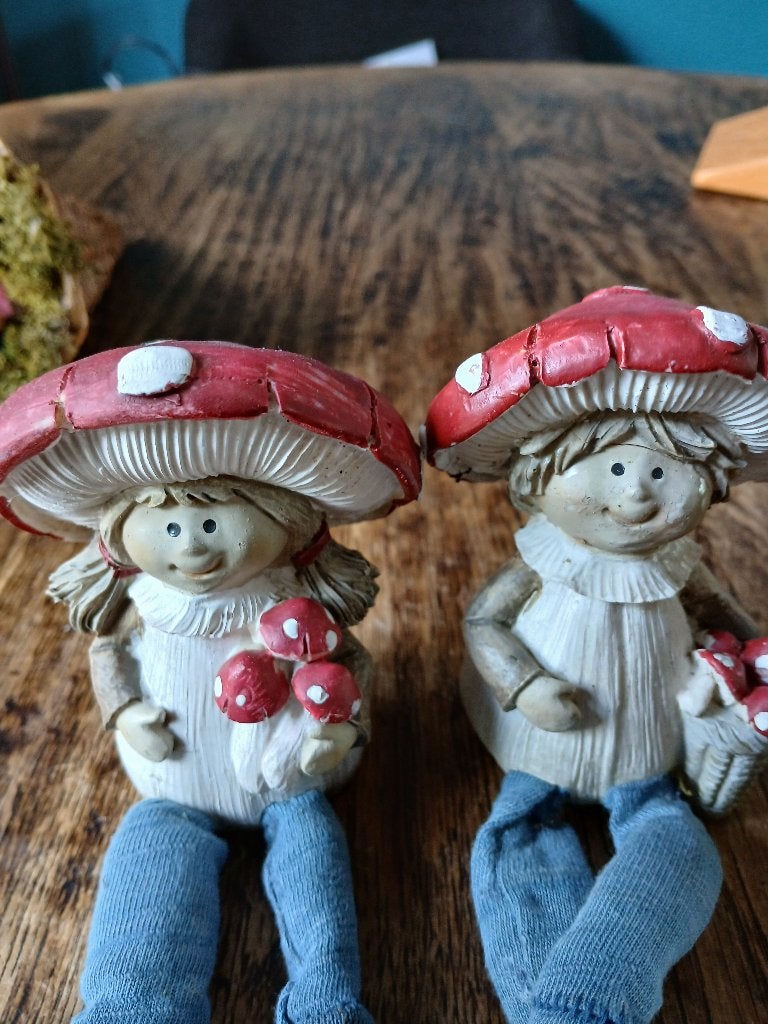 Twee meisjes met paddenstoelenhoed, Huis en Inrichting, Ophalen of Verzenden, Rood, Steen/keramiek, Landelijk