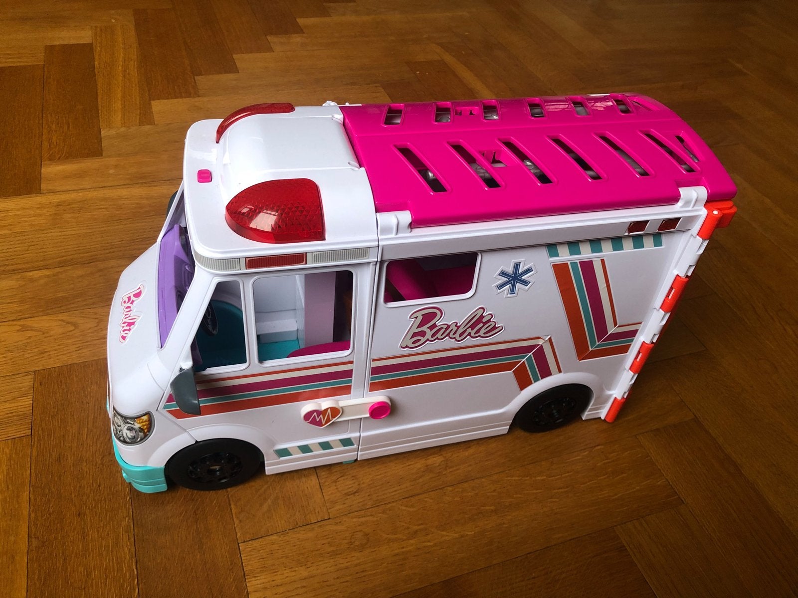 Foto 2 van Barbie Ambulance met accessoires & licht en geluid