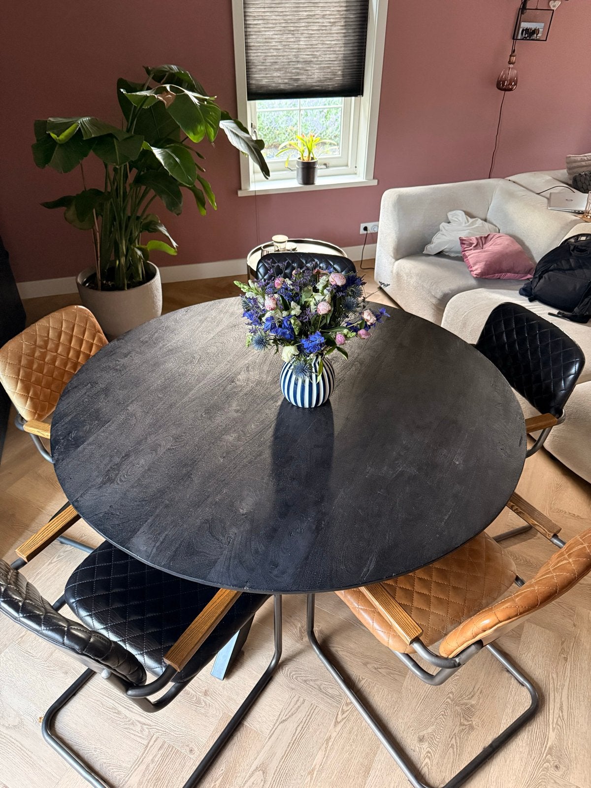 Ronde eettafel met 5 leren stoelen (3 zwart, 2 cognac), Ophalen, Gebruikt, 100 tot 150 cm, Rond