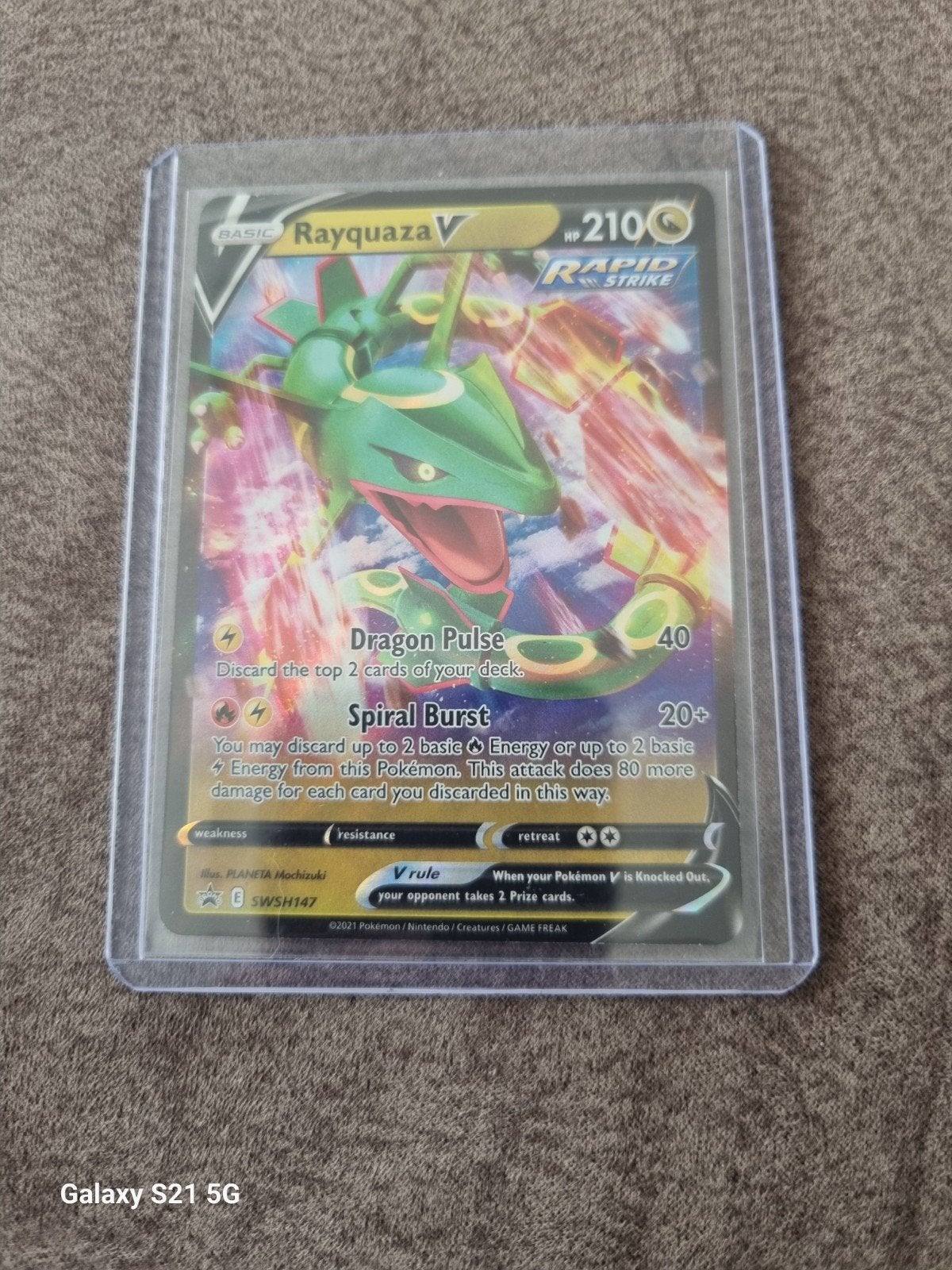 Pokémon Kaart Rayquaza V - Rapid Strike SWSH147, Ophalen of Verzenden, Zo goed als nieuw, Losse kaart