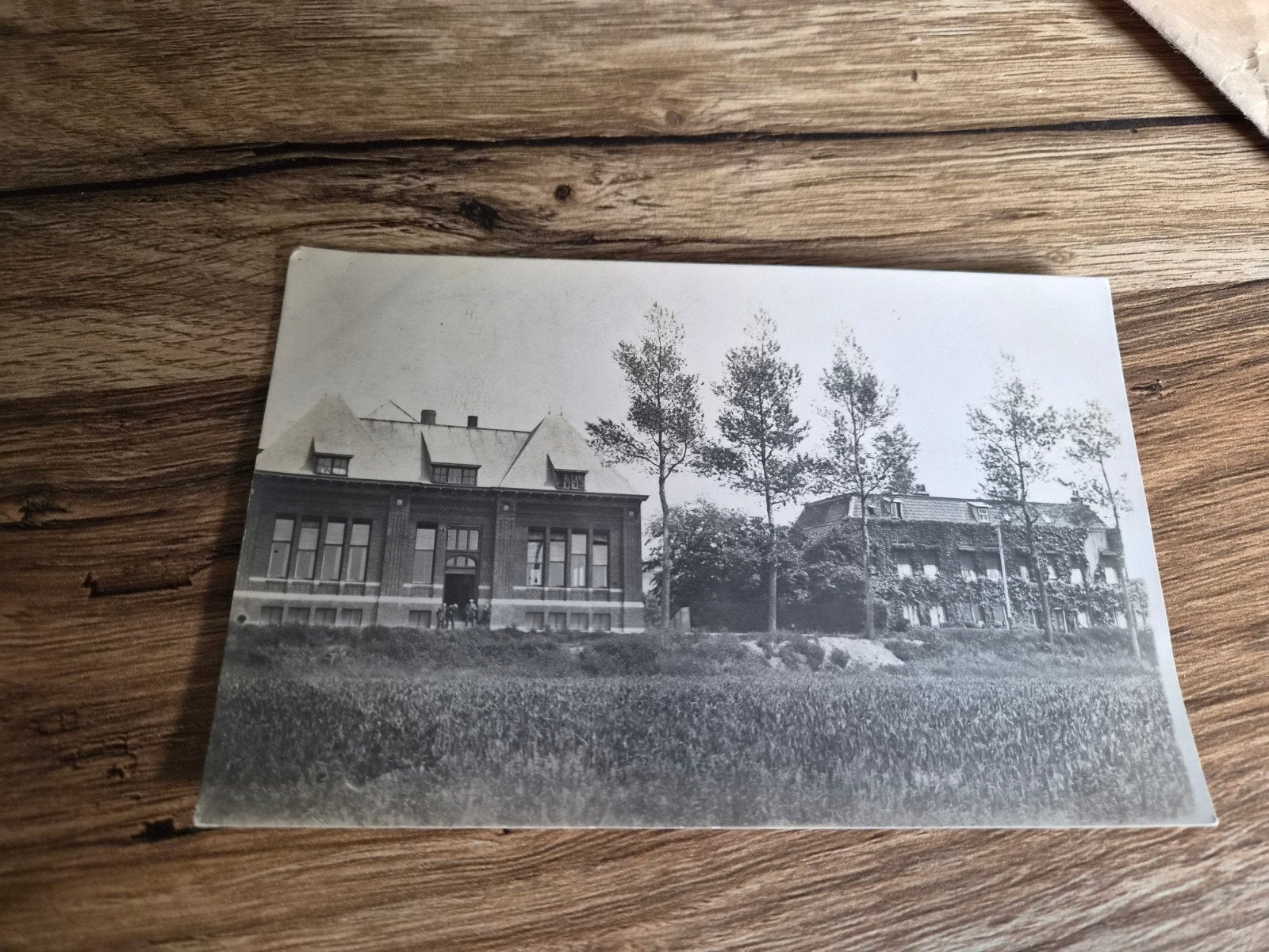 Oude foto van gebouwen, onbekend! mogelijk school of kazerne, Gebruikt, Foto, Ophalen of Verzenden, Gebouw