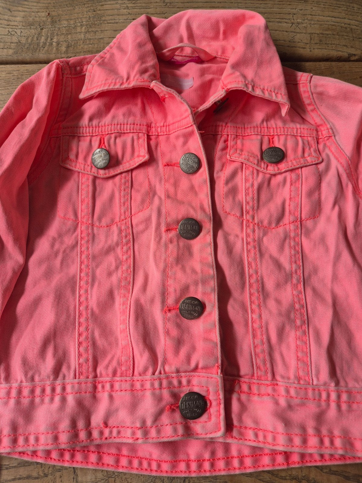 Hema felroze neon roze spijkerjasje maat 98/104, Ophalen of Verzenden, Gebruikt, Hema, Meisje
