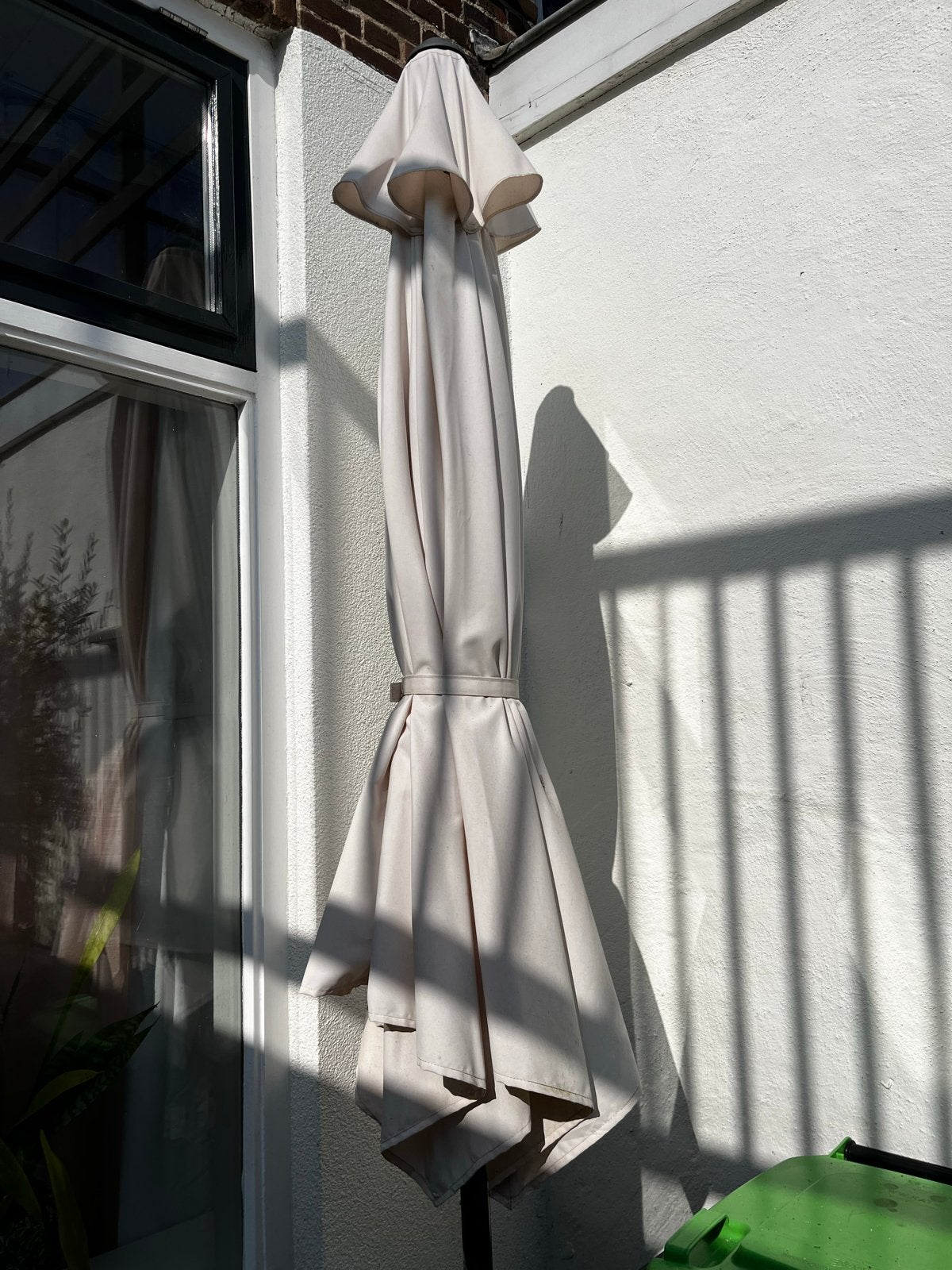 Ecru witte parasol 180 cm met zware voet en hoes, Ophalen, Gebruikt, 1 tot 2 meter, Stokparasol
