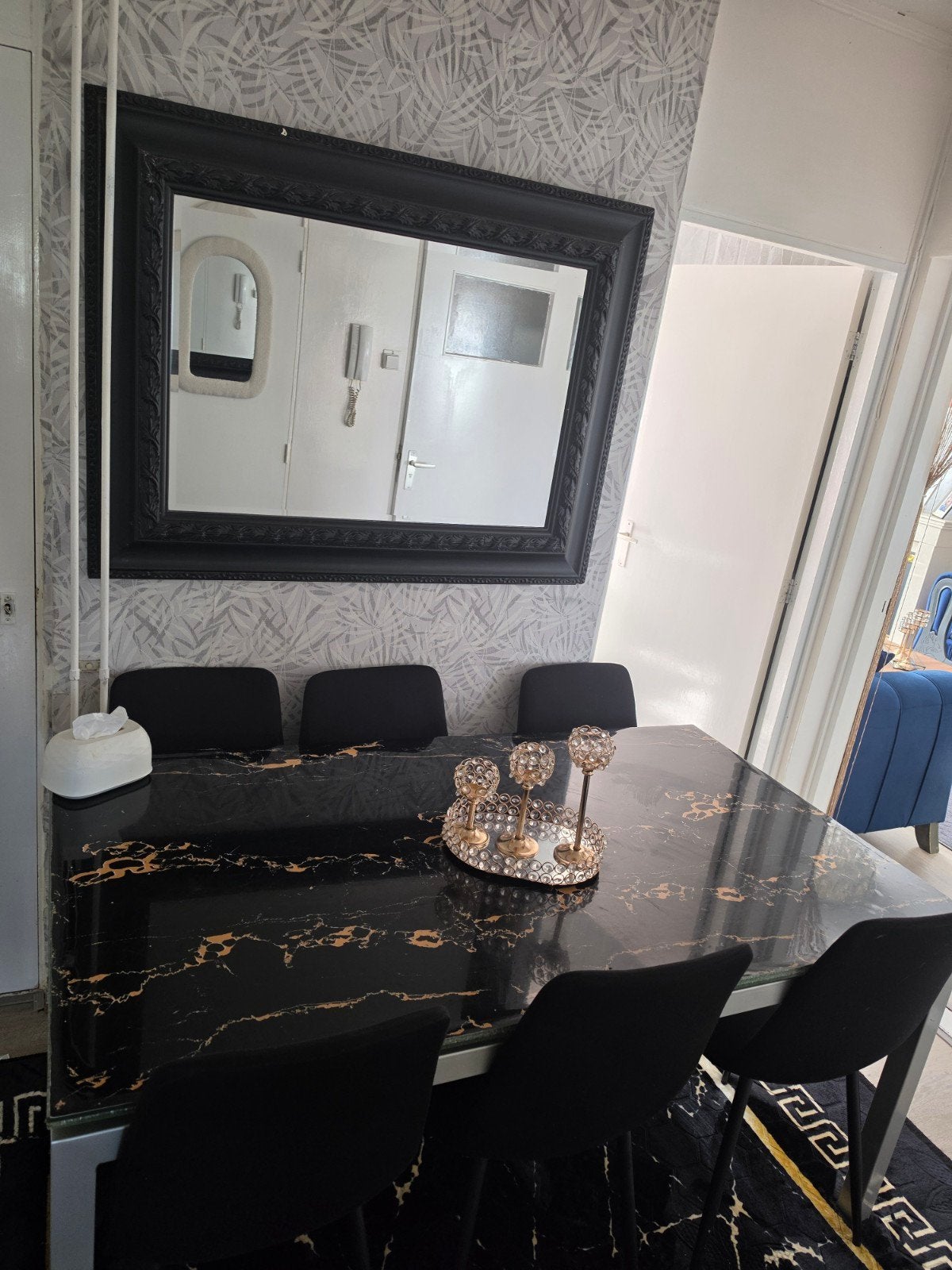 Moderne eettafel met marmeren bekleding en glazen onderla, Huis en Inrichting, Ophalen, Gebruikt, Glas, 50 tot 100 cm