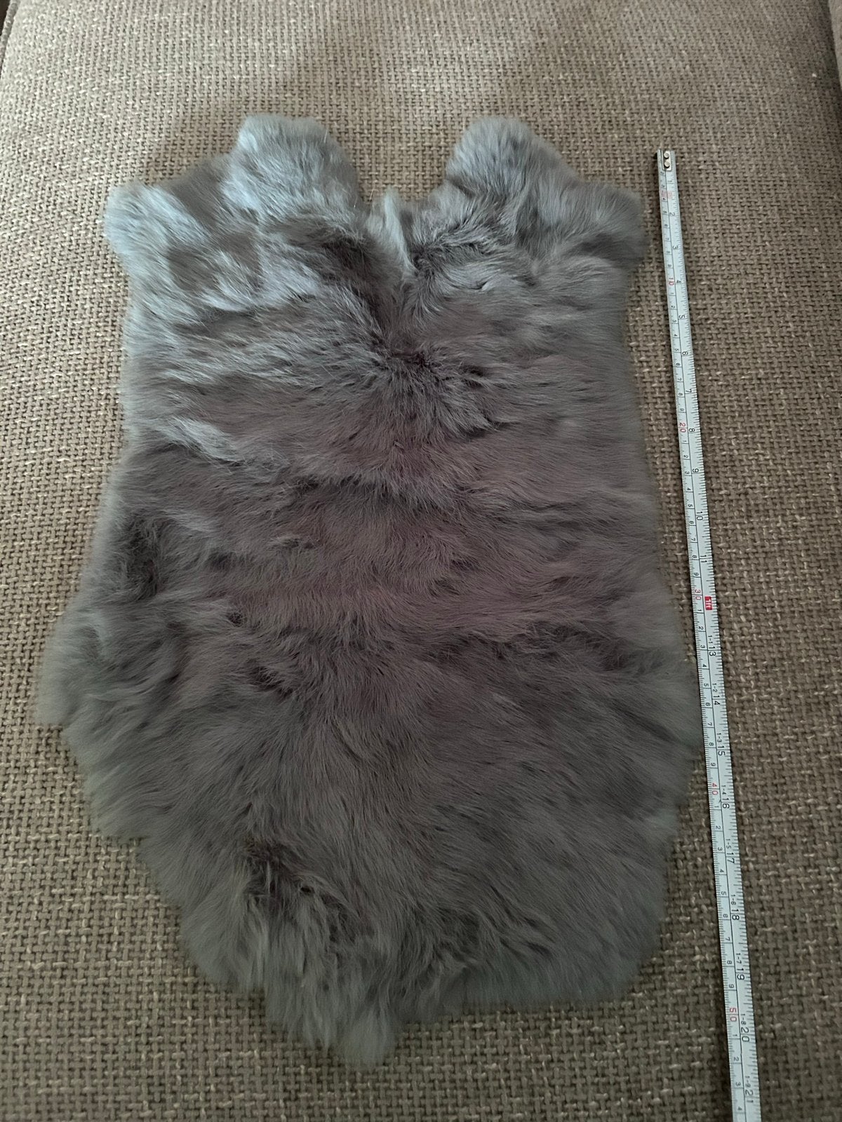 Grijs konijnenvel kleed decoratief en zacht konijn vachtje, Minder dan 50 cm, Ophalen of Verzenden, Zo goed als nieuw, Grijs