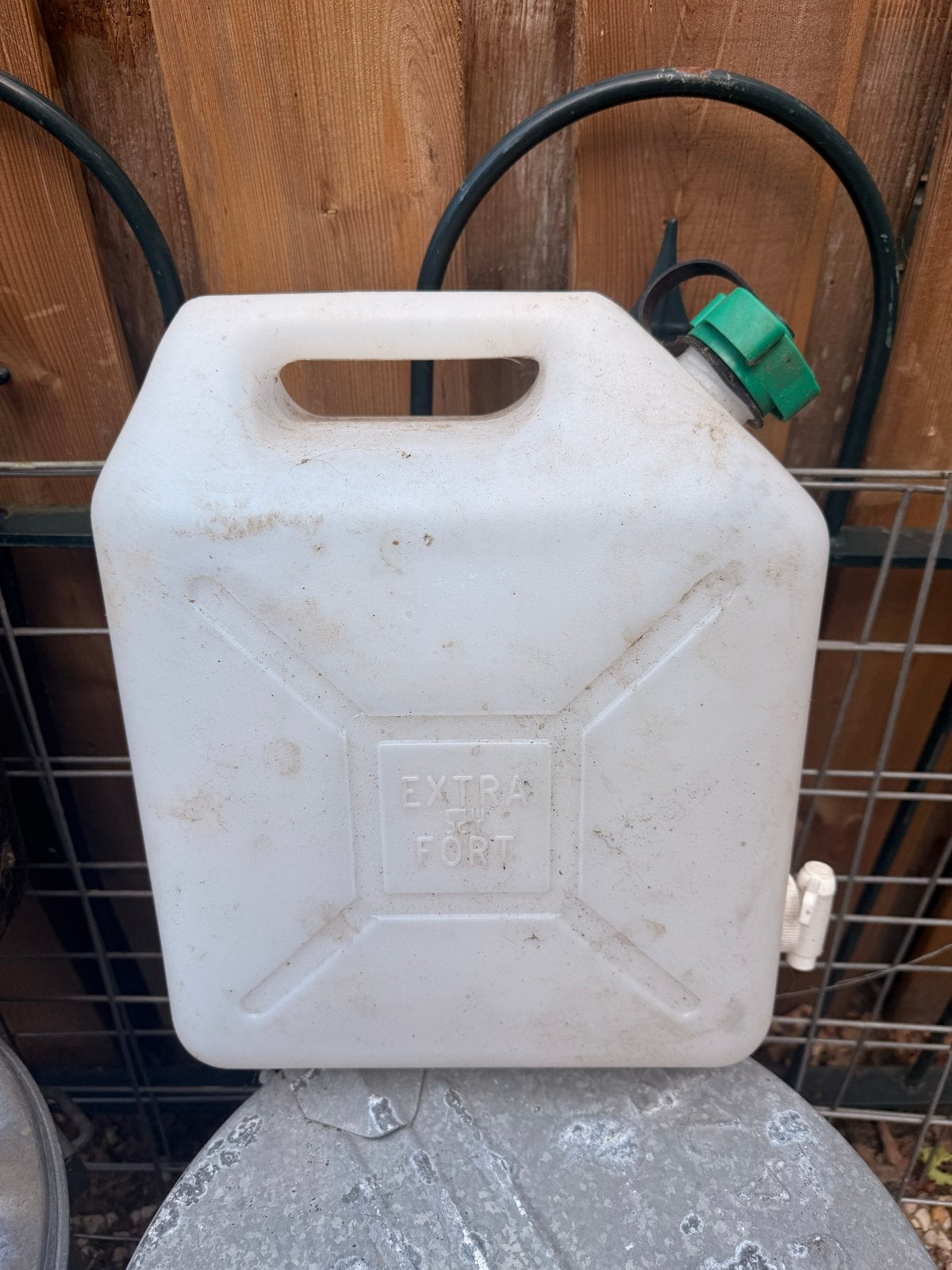 Witte jerrycan met kraantje, Ophalen, Gebruikt