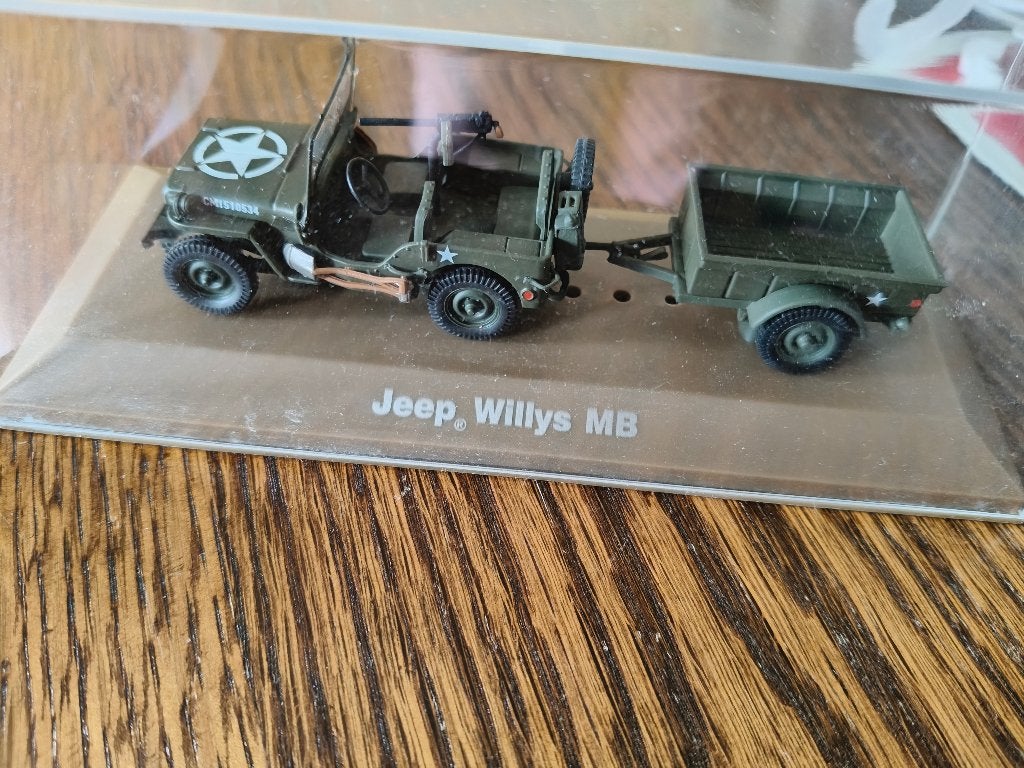 Modelauto Willys Jeep MP  plus aanhanger, Hobby en Vrije tijd, Modelauto's | 1:43, Zo goed als nieuw, Auto, Overige merken, Ophalen