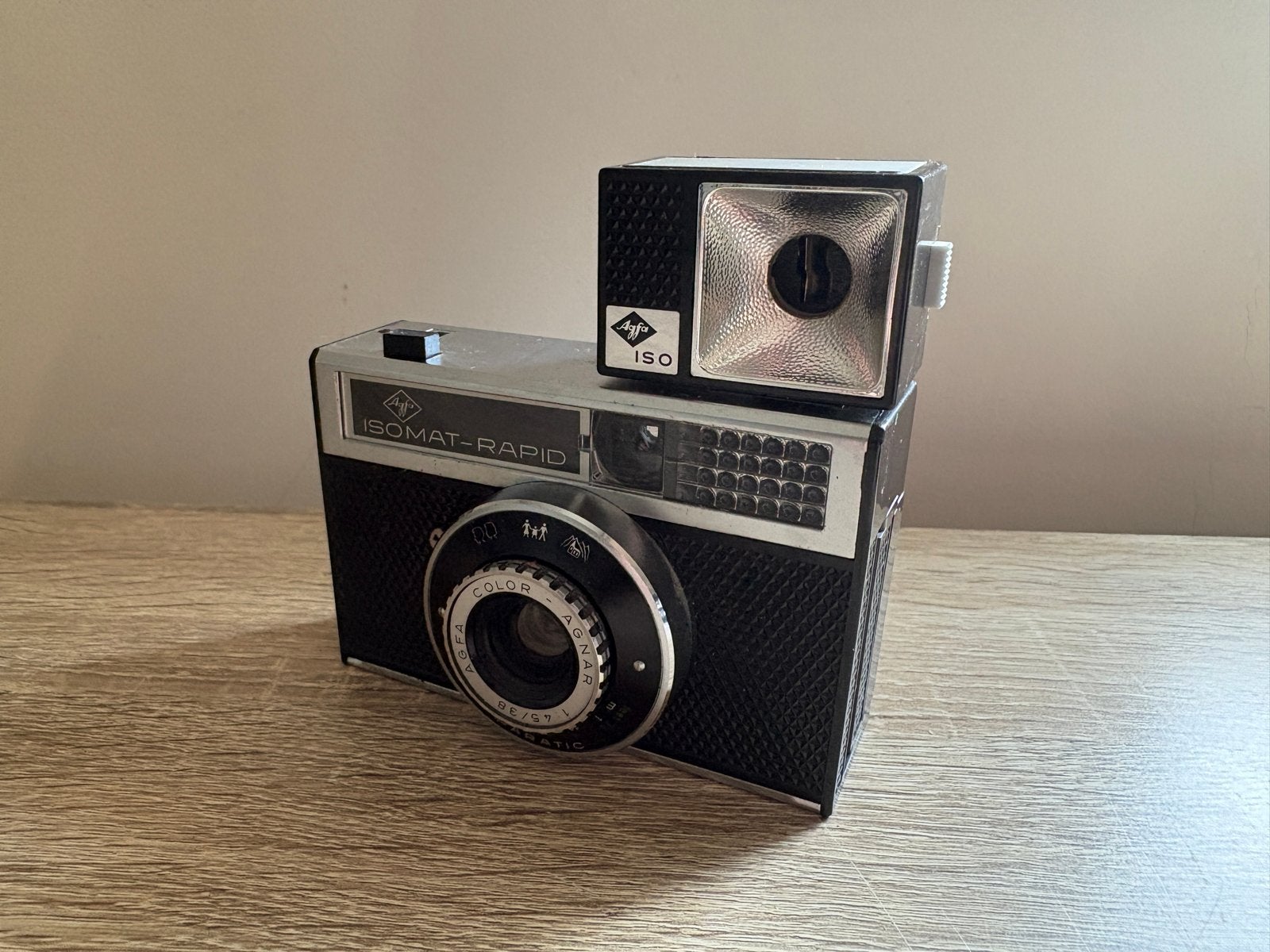 Vintage Agfa Isomat-Rapid camera met flitser en hoes, Ophalen, Gebruikt, Compact, Overige Merken