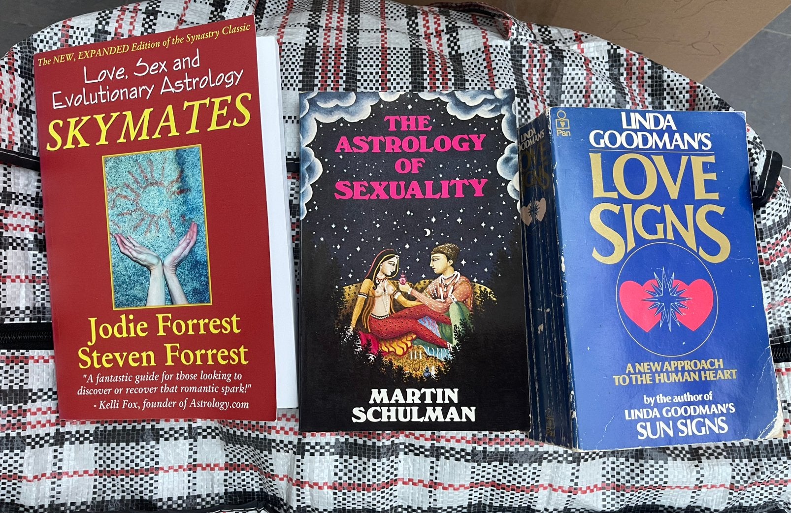 Astrology, relationships and sexuality, Ophalen of Verzenden, Gelezen