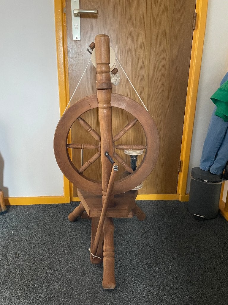 Houten spinnewiel, Ophalen, Gebruikt, Spinnewiel