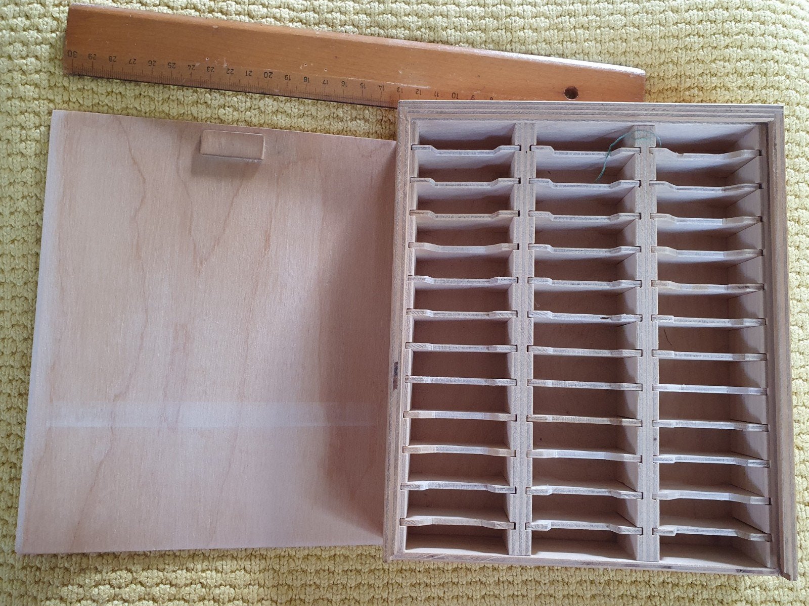vintage DMC borduurgaren schuifkistje + 36 houten bobbins, Verzenden