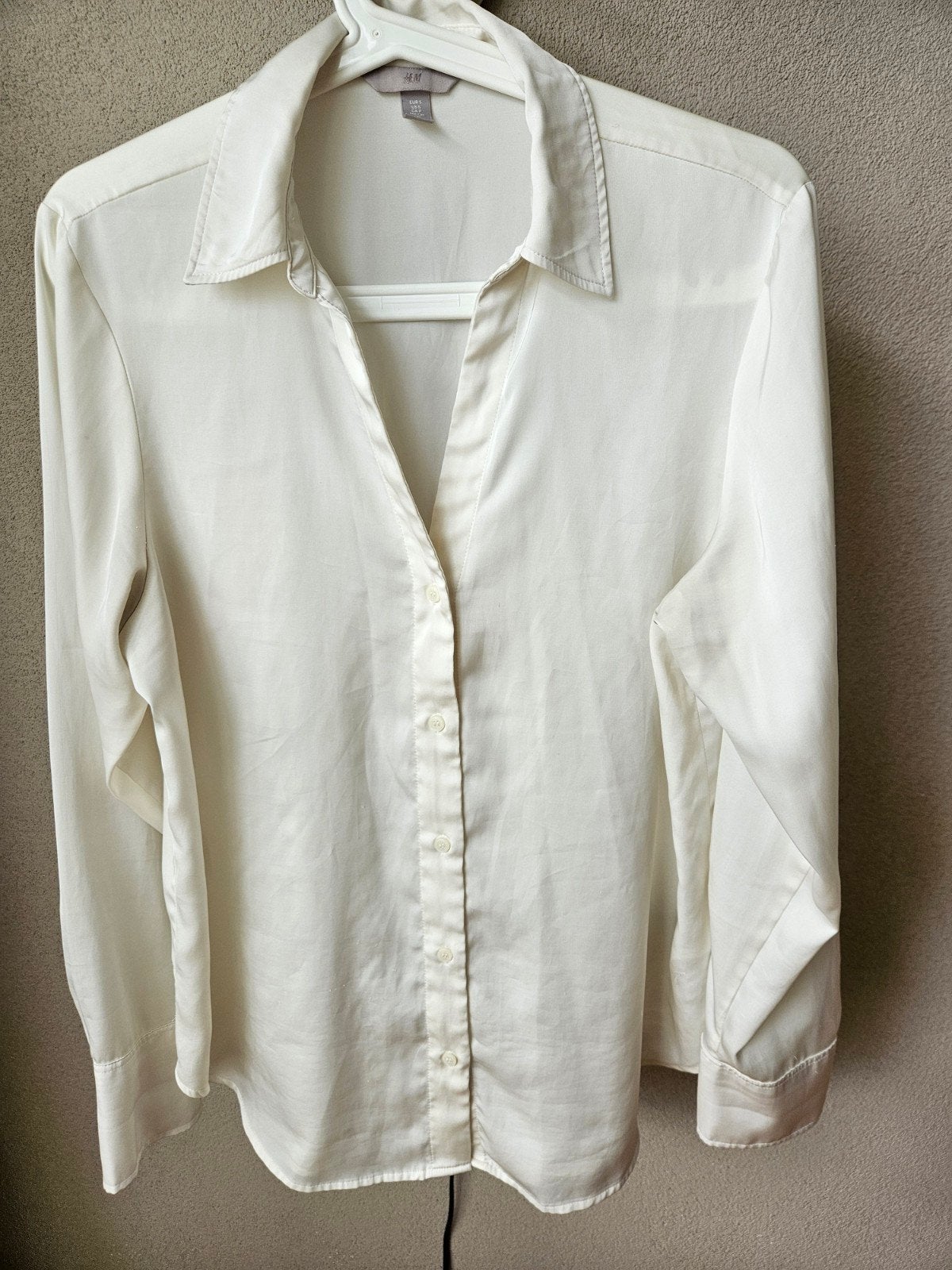 H&M crèmekleurige satijnlook blouse maat S, Kleding | Dames, Blouses en Tunieken, H&M, Beige, Ophalen of Verzenden, Zo goed als nieuw