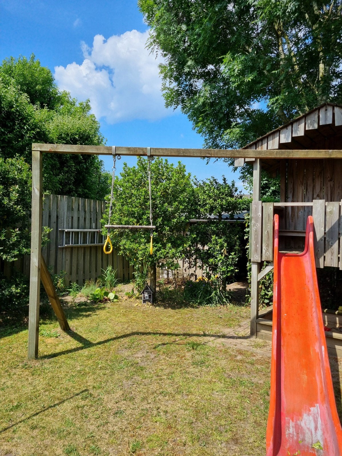 Houten speelhuisje met glijbaan, schommel/rekstok en zandbak, Ophalen, Gebruikt, Schommel