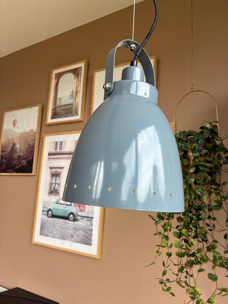 Grijze hanglamp met geperforeerde rand, Huis en Inrichting, Lampen | Hanglampen, Ophalen of Verzenden, Zo goed als nieuw, Metaal