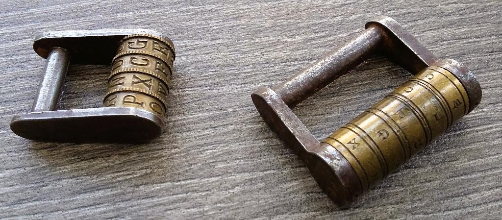 19 de eeuw Twee Stuks Hangslot Slotje met Letter Code, Ophalen of Verzenden