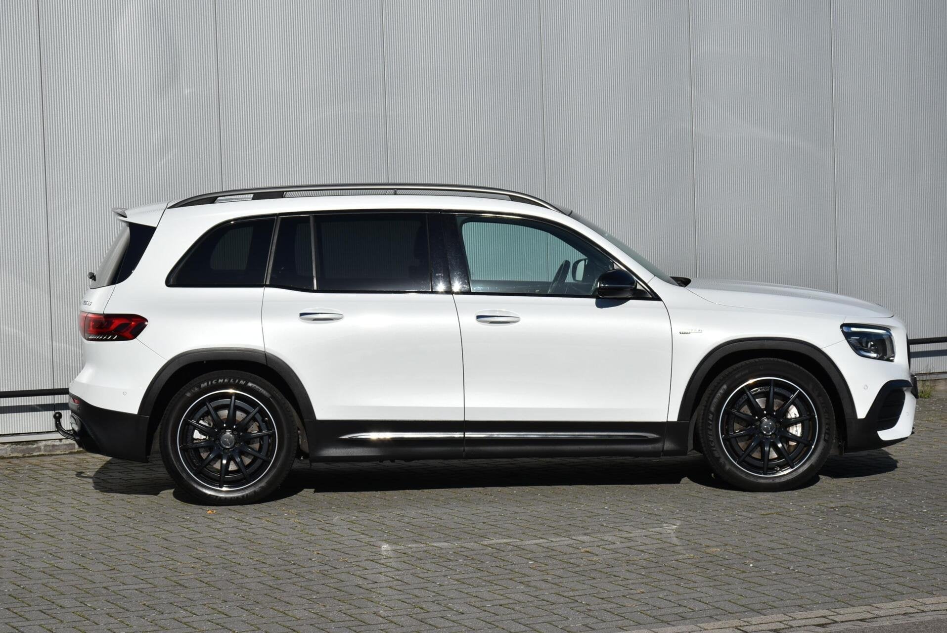 Mercedes GLB AMG 35 4MATIC Advantage Pano Trekh Full options, Automaat, 4 cilinders, 1655 kg, Wit