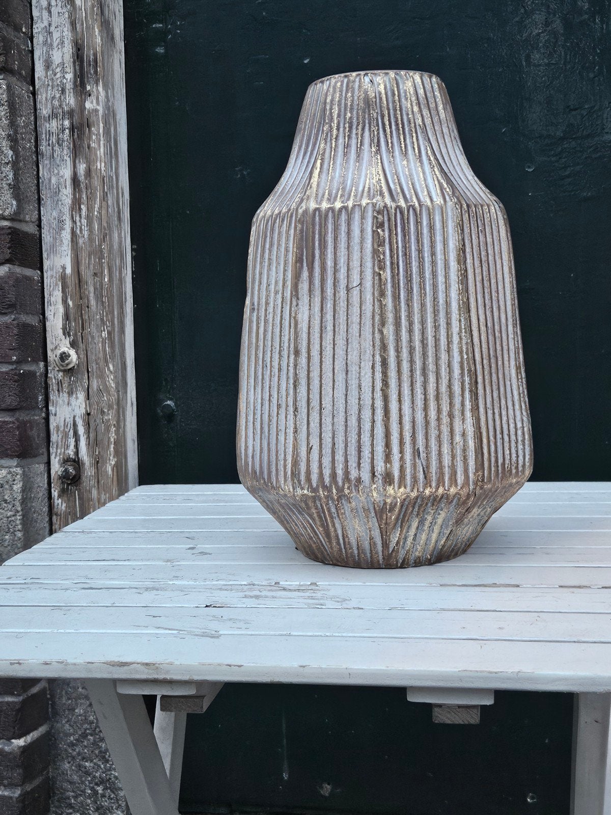 Grote handgemaakte vaas, wit met goudkleurige accenten, Ophalen of Verzenden