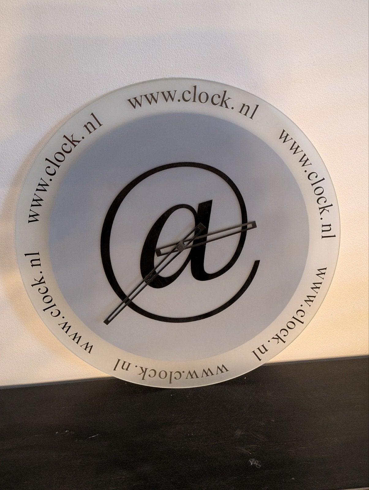 leuke klok van glas met het @ teken, Modern, Ophalen, Wandklok