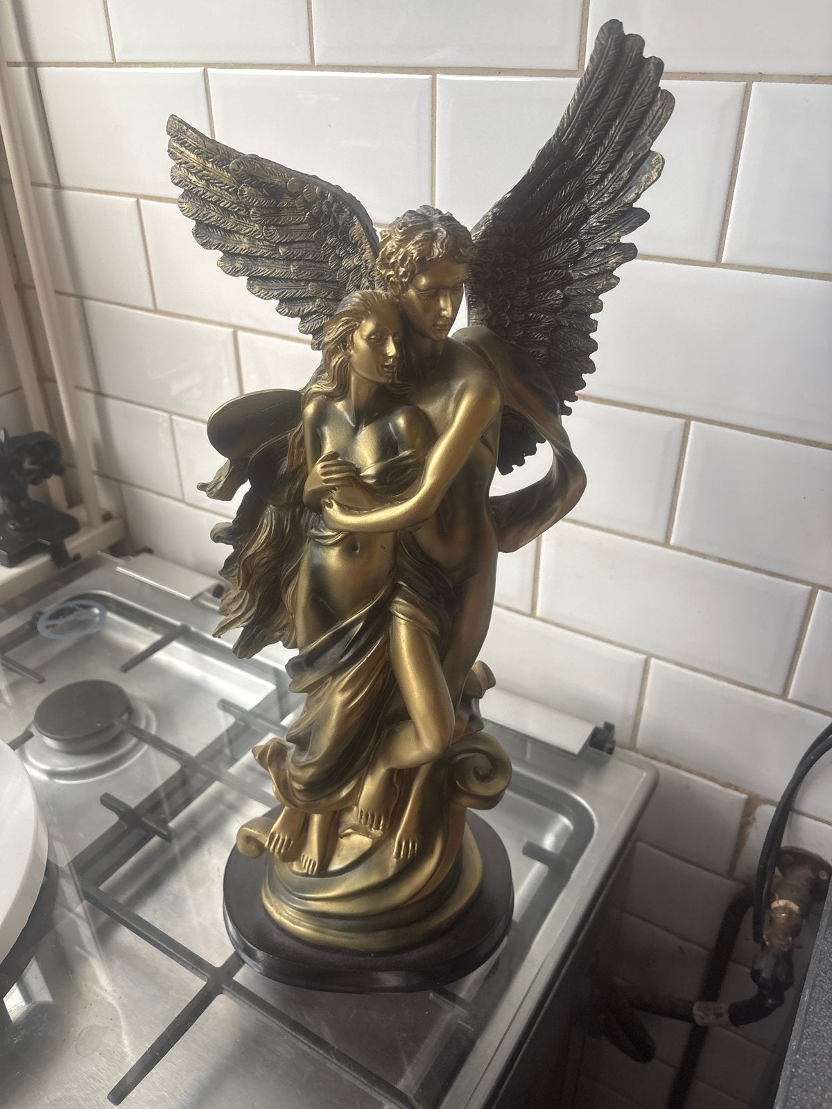 Prachtig brons kleurig beeld van engel en vrouw, Antiek en Kunst, Kunst | Beelden en Houtsnijwerken, Ophalen, Kunststof, Gepatineerd