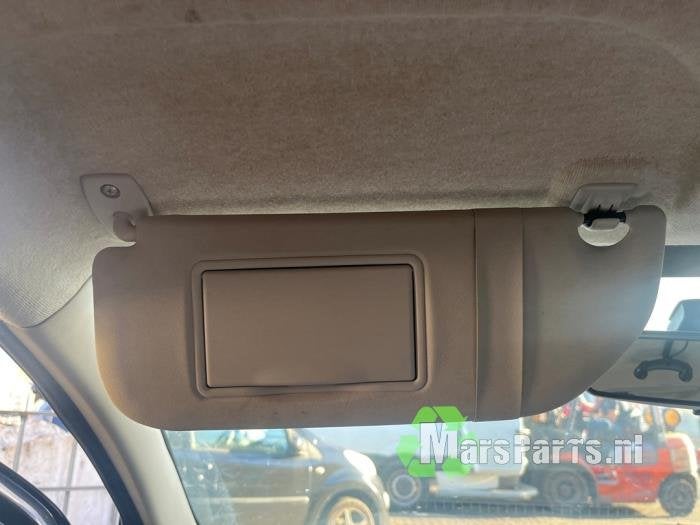 Zonneklep van een Peugeot 107
