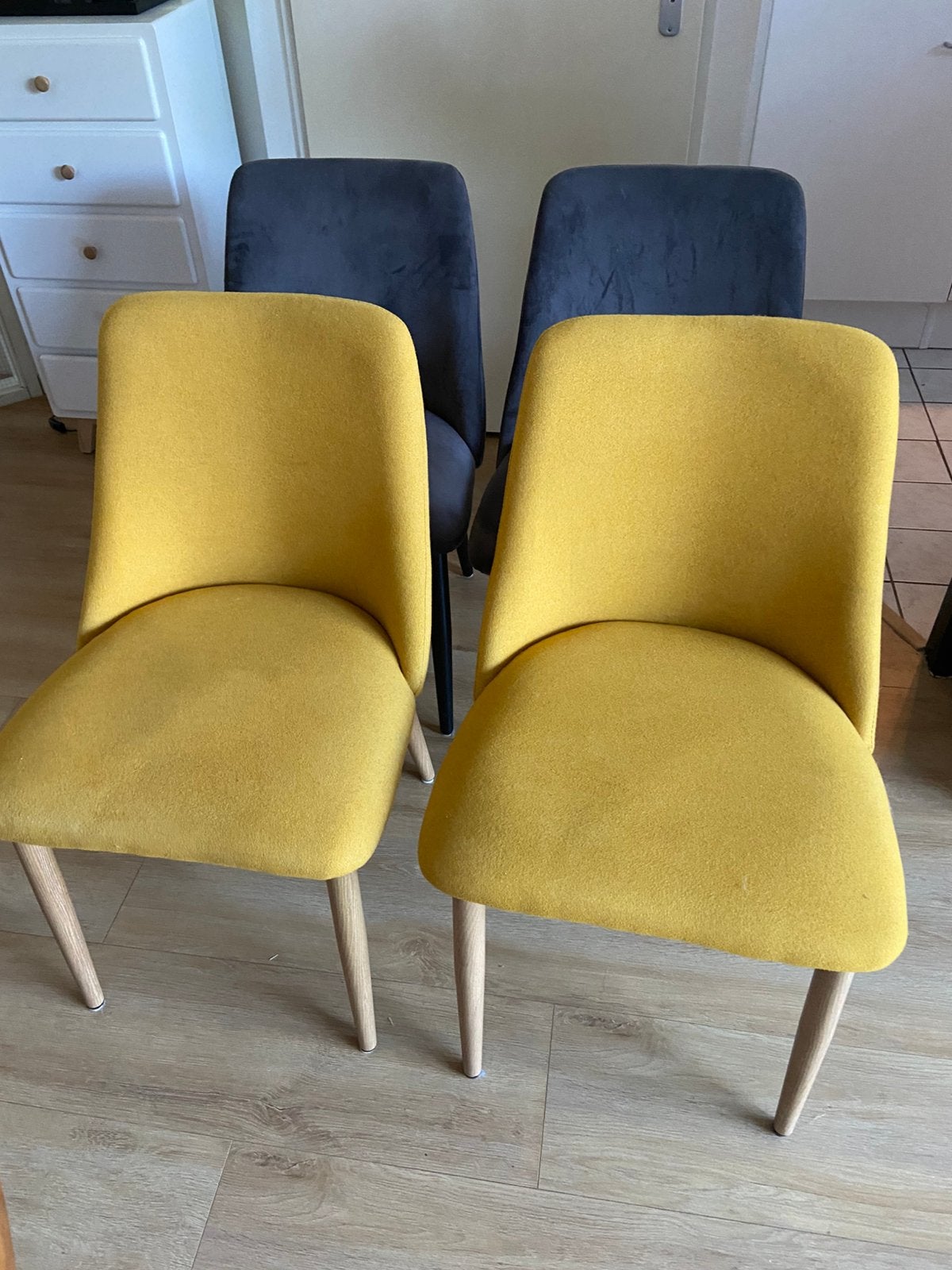4 eetkamerstoelen. 2 grijze en 2 okergeel., Ophalen, Zo goed als nieuw, Grijs, Vier