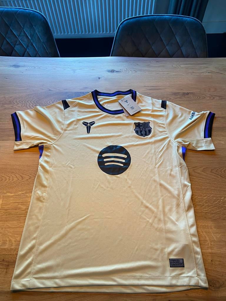 Nieuw FC Barcelona x Kobe Bryant voetbalshirt - Maat L, Ophalen of Verzenden, Nieuw, Maat 52/54 (L), Geel