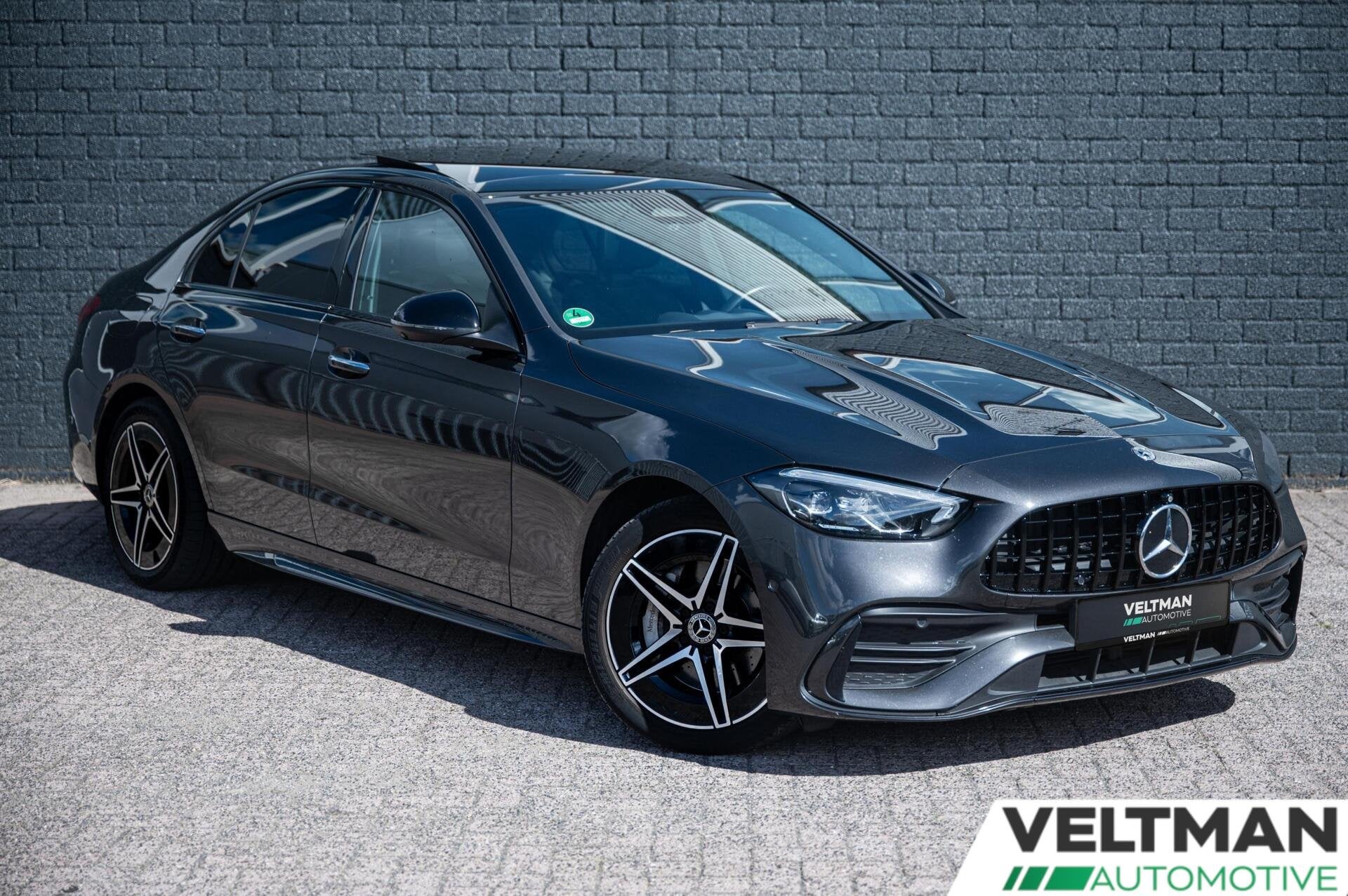 Mercedes C-klasse 300 e AMG Line PANORAMADAK DIGITAL LIGHT A, Auto's, Dealer onderhouden, Achterwielaandrijving, Euro 6, 4 cilinders