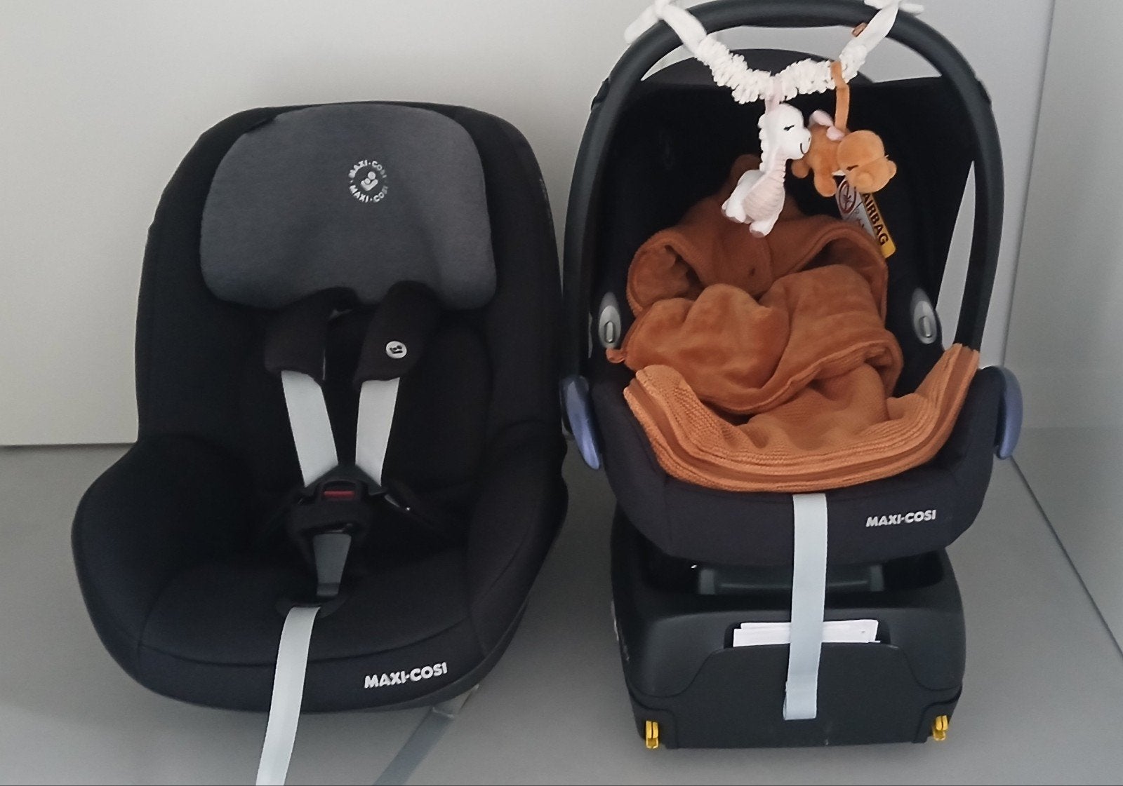 Maxi Cosi Pebble en Maxi Cosi Pearl met 2x FamilyFix zgan, Kinderen en Baby's, Ophalen, 9 t/m 18 kg, Zo goed als nieuw, Isofix