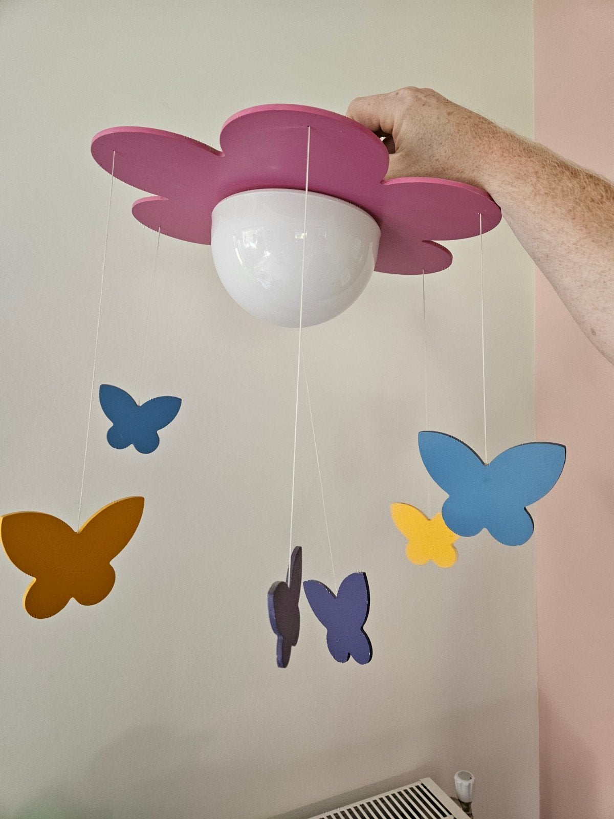 Mooie plafondlamp in bloemvorm met vlinders, Overige merken, Ophalen of Verzenden, Zo goed als nieuw, Ophangbaar