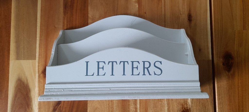 Gratis Houten brievenbakje wit met opdruk Letters, Ophalen, Hout, Gebruikt, Landelijk