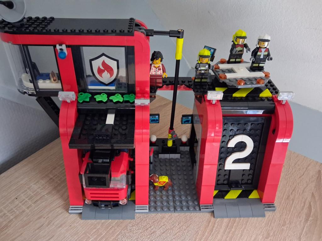 Lego City Brandweerkazerne met brandweerwagen en figuren, Ophalen, Inclusief minifiguren, Lego, Complete set